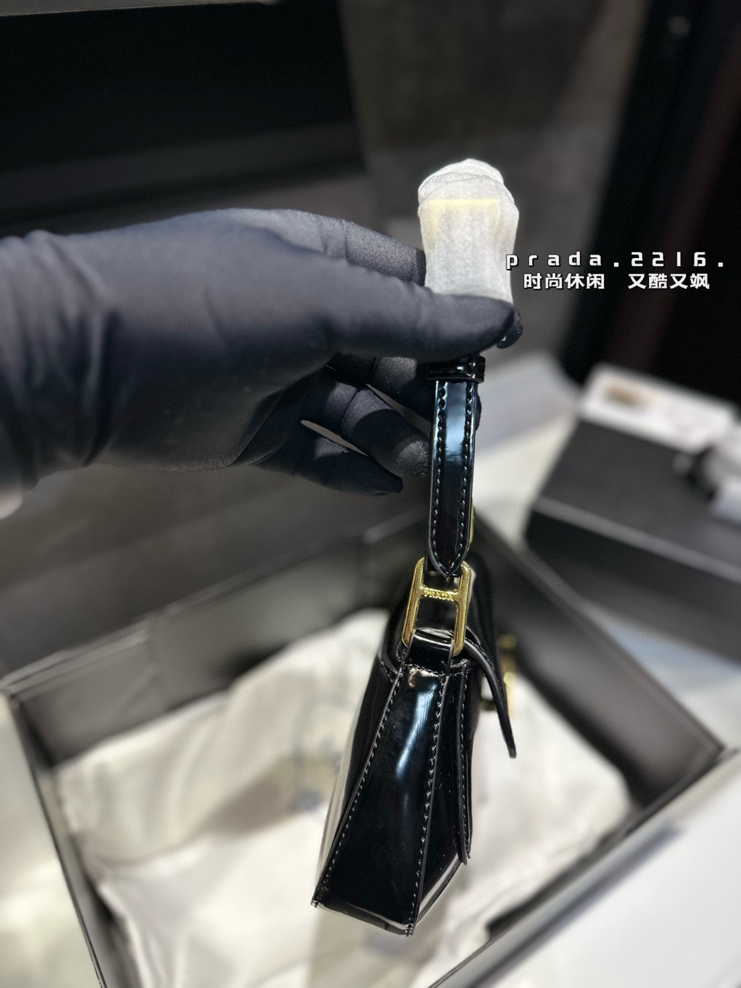 ❤️p120❤️ 普拉达漆皮腋下包 独特的艺术气息 颜值高 集美必入 尺寸25