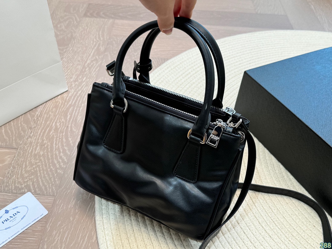 &yen;175折叠盒 普拉达PRADA mini杀手包 新款手提包超级好看 经典对未来的展望 时尚百搭 上身又A又飒 尺寸22 16