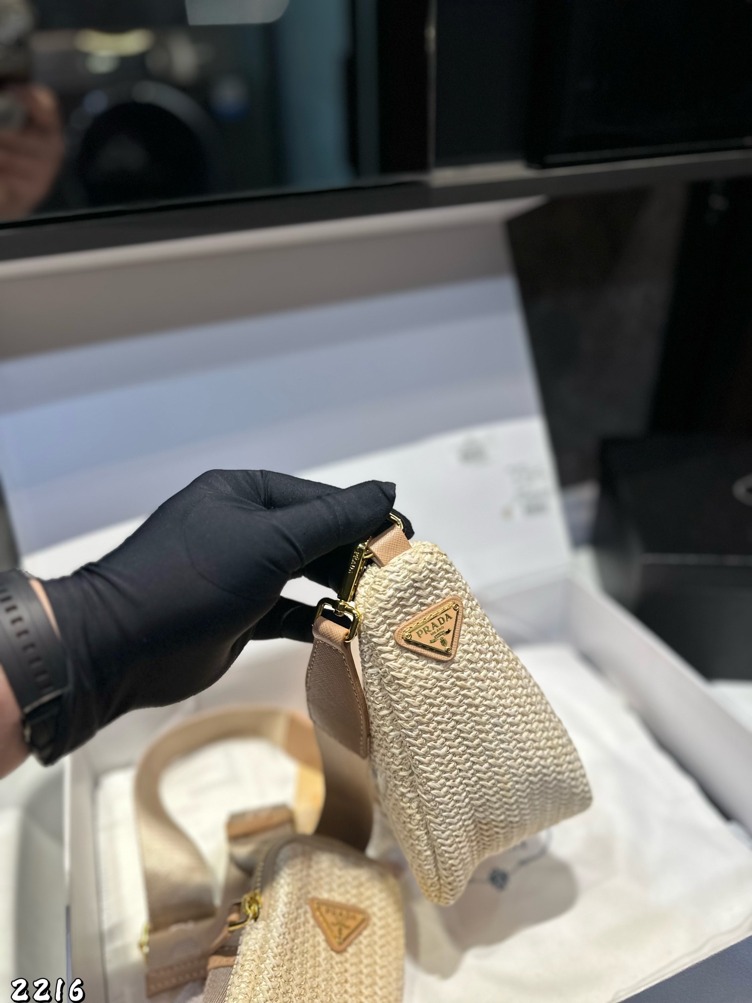 ❤️p130❤️ ✅新品推荐🔜升级版🔥Prada普拉达专柜同款编织三角包～草编包👍配小包‼️高端货！可肩背～各大明星追捧的爆款～棕榈叶和牛皮编织而成‼️采用最好的五金配件！经典logo！（size：28*14*10 小包9*13）