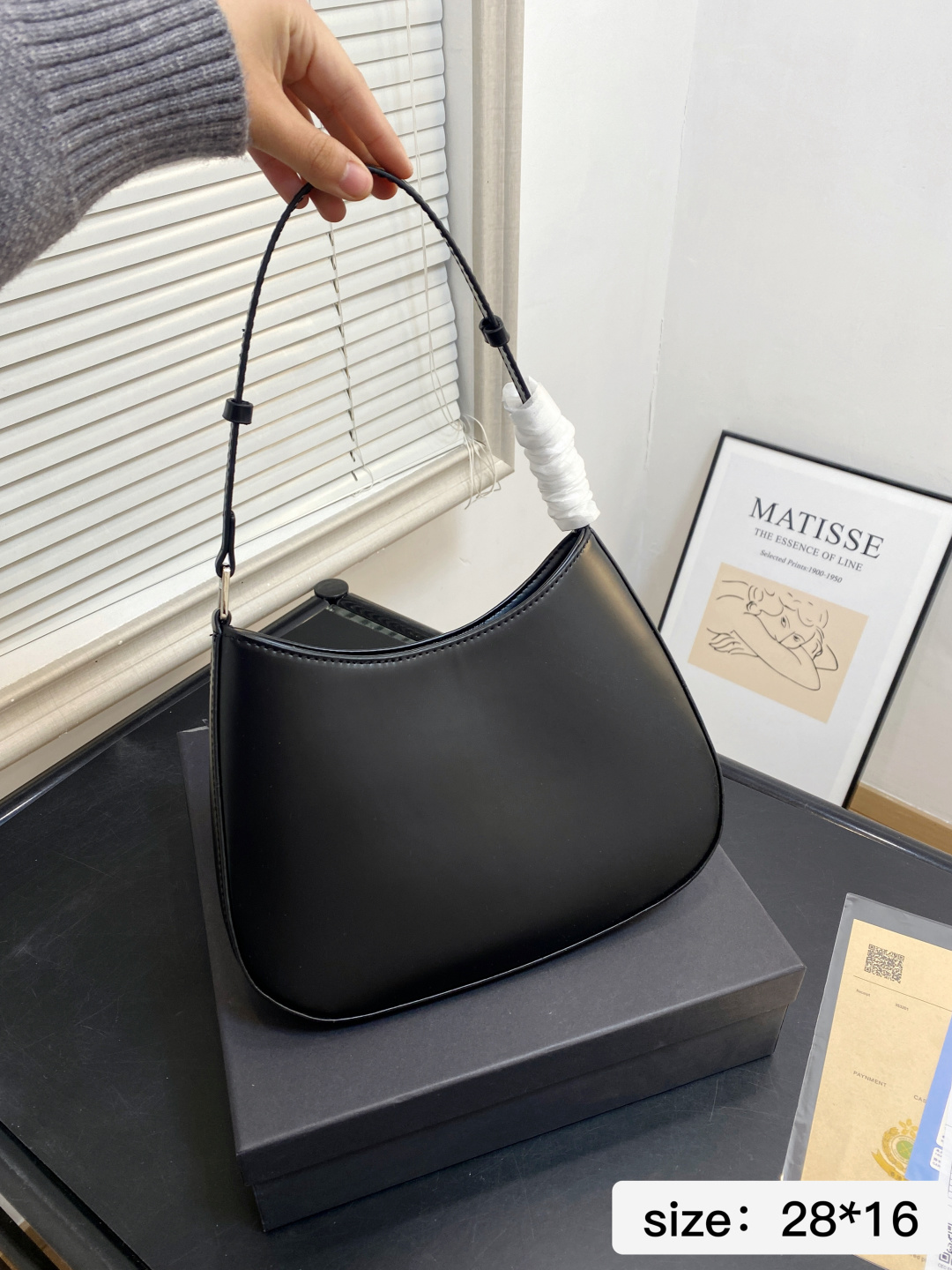 🅿️💰105 配礼盒 尺寸28*16 Prada洋气单品 普拉达腋下包 这个系列将是Prada接下来一整季的主打款式。Prada 手袋的曲线型设计分外醒目，当手包很优雅，时尚百搭！打麻将逛街也很轻便哦！ 7688