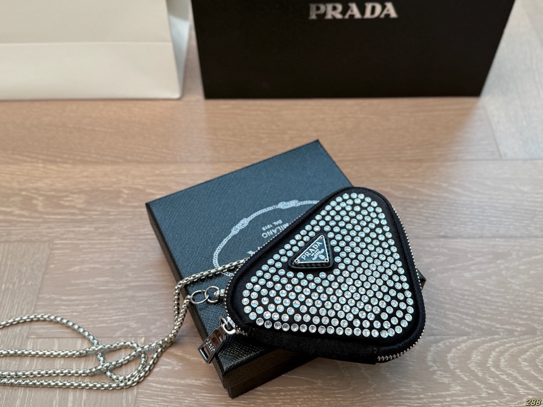 &yen;100配盒 Prada 普拉达三角包 零钱包 超好搭 最近真的好火，脑子里是瞬间相出了N种搭配方式，非常的百搭，上身也非常的好！尺寸14 11