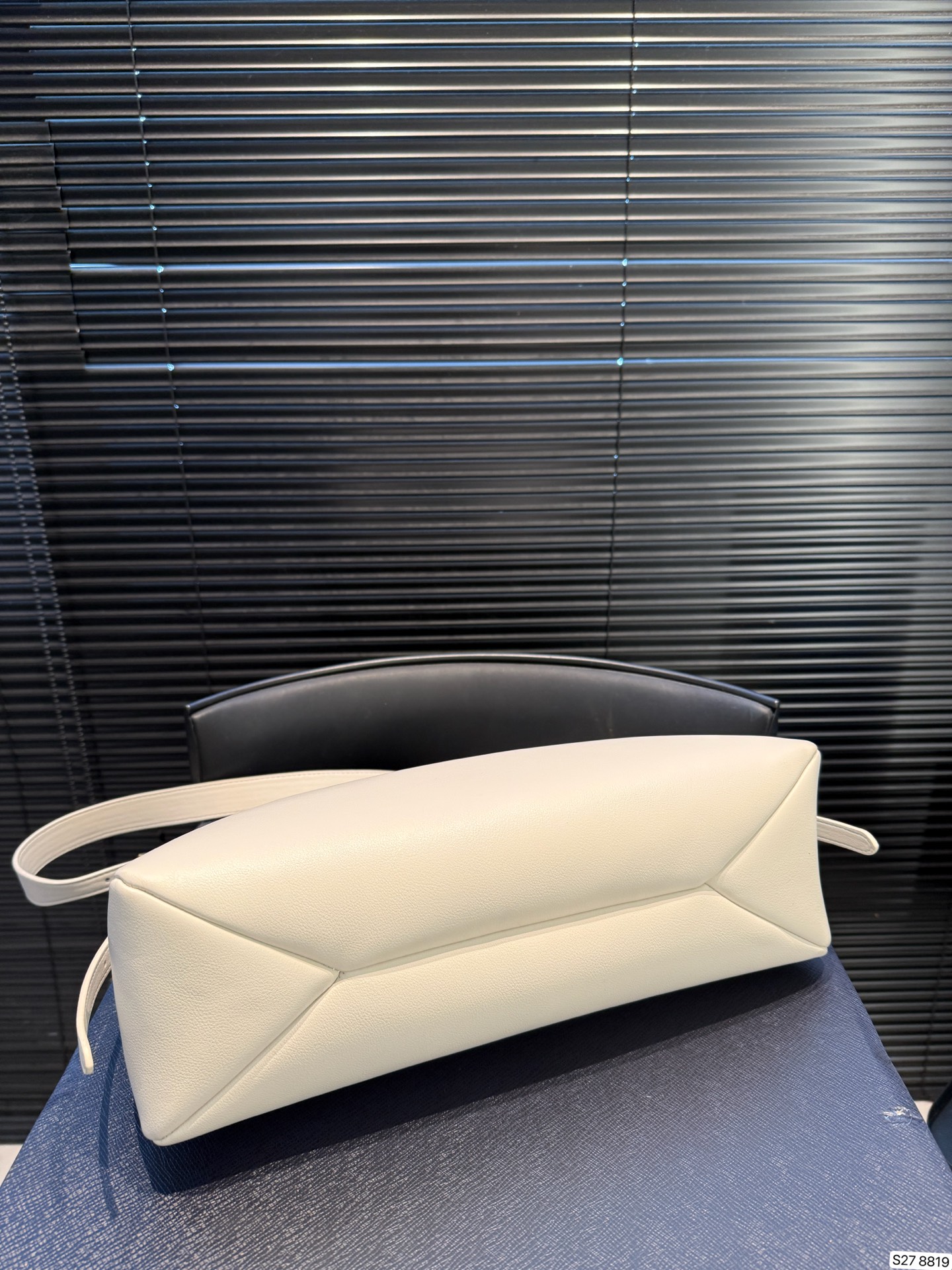 P185 配折叠盒 普拉达腋下新包|Prada上架2024秋冬新款Aimee手袋2024 秋冬Prada广告片中出场的这款手袋作品被命名为「Aim&eacute;e」 在法语中有「被爱、受宠」之意。 洗练hobo 廓形上点缀品牌标志性珐琅三角形金属徽标，搭配大衣狠狠爱了 尺寸：37 19 货号8819