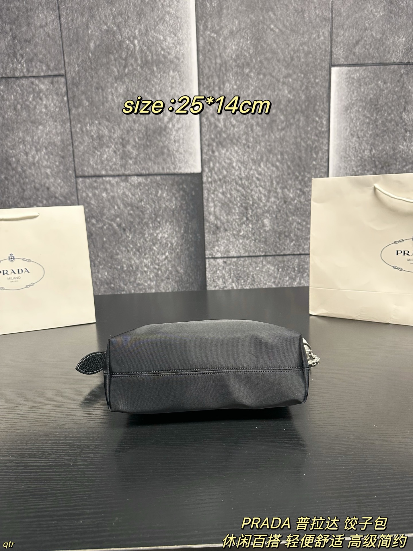 P95配盒 PRADA 普拉达 饺子包 不撞包又实用的小众 Prada尼龙饺子包，这颗造型非常可爱🤩像一个饺子🥟嘿嘿～简约又不失设计感 百搭实用款✨使用率也会很高 因为它好看又方便呀，贴心的设计边角还有皮革保护防磨损，容量也很大 出街通勤都没有问题滴～ 尺寸：25*14cm