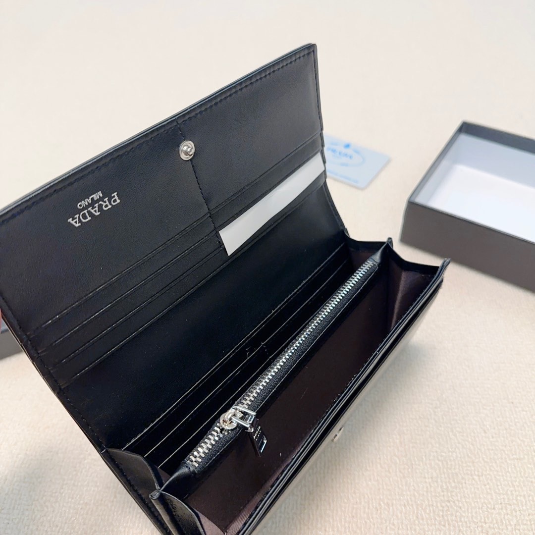 P90🎀🎀颜色 黑🎀尺寸 19x10🎀实拍普拉达爆款牛皮两折钱包🔥款式经典做工精细耐磨耐用手感极佳❤