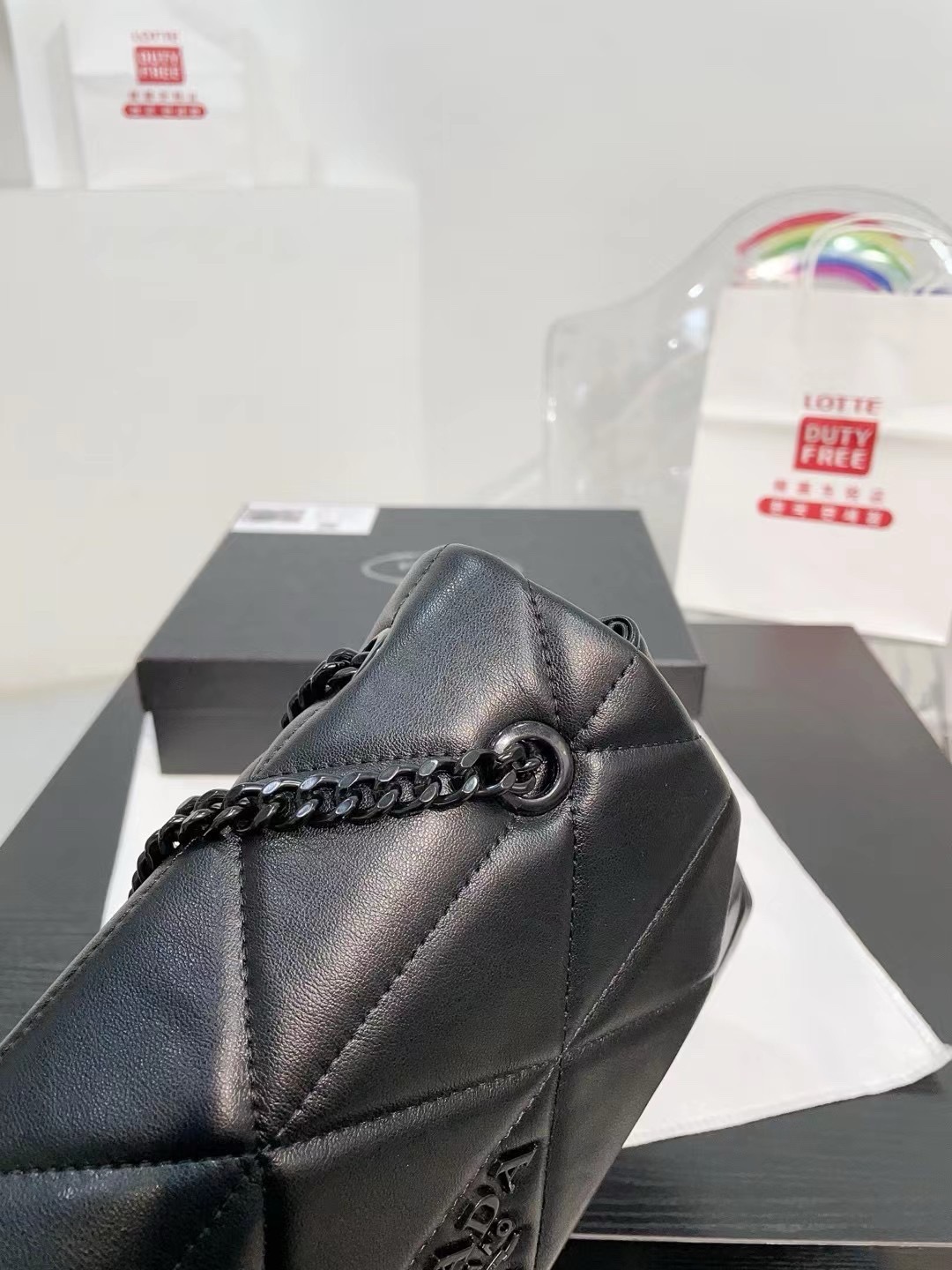 👑💰125💰130💰配盒🎁 尺寸：28.8.20cm/24.6.49cm 普拉达小羊皮斜挎包 单肩包 网红推荐爆款 整个包型，是以当代流行的复古风！单单Logo按扣的设计就可以单手优雅的翻盖