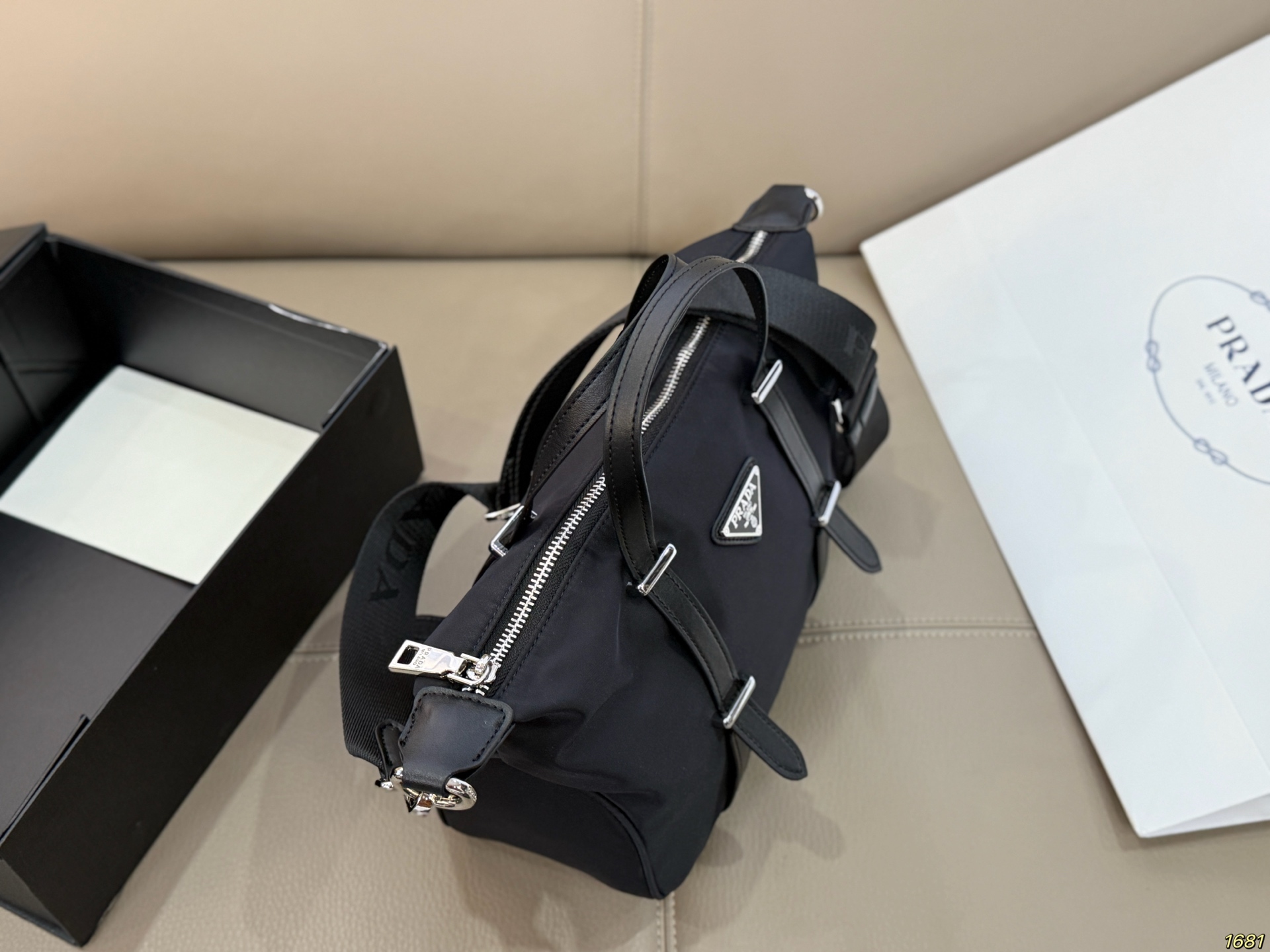 &yen;165 普拉达PRADA 尼龙包 背上身一整个阳光活力又年轻 可可爱爱又能装 气质小姐姐即视感 有种小香的感觉～ 轻便好背，充满高级感，狠狠爱了 尺寸： 25 19