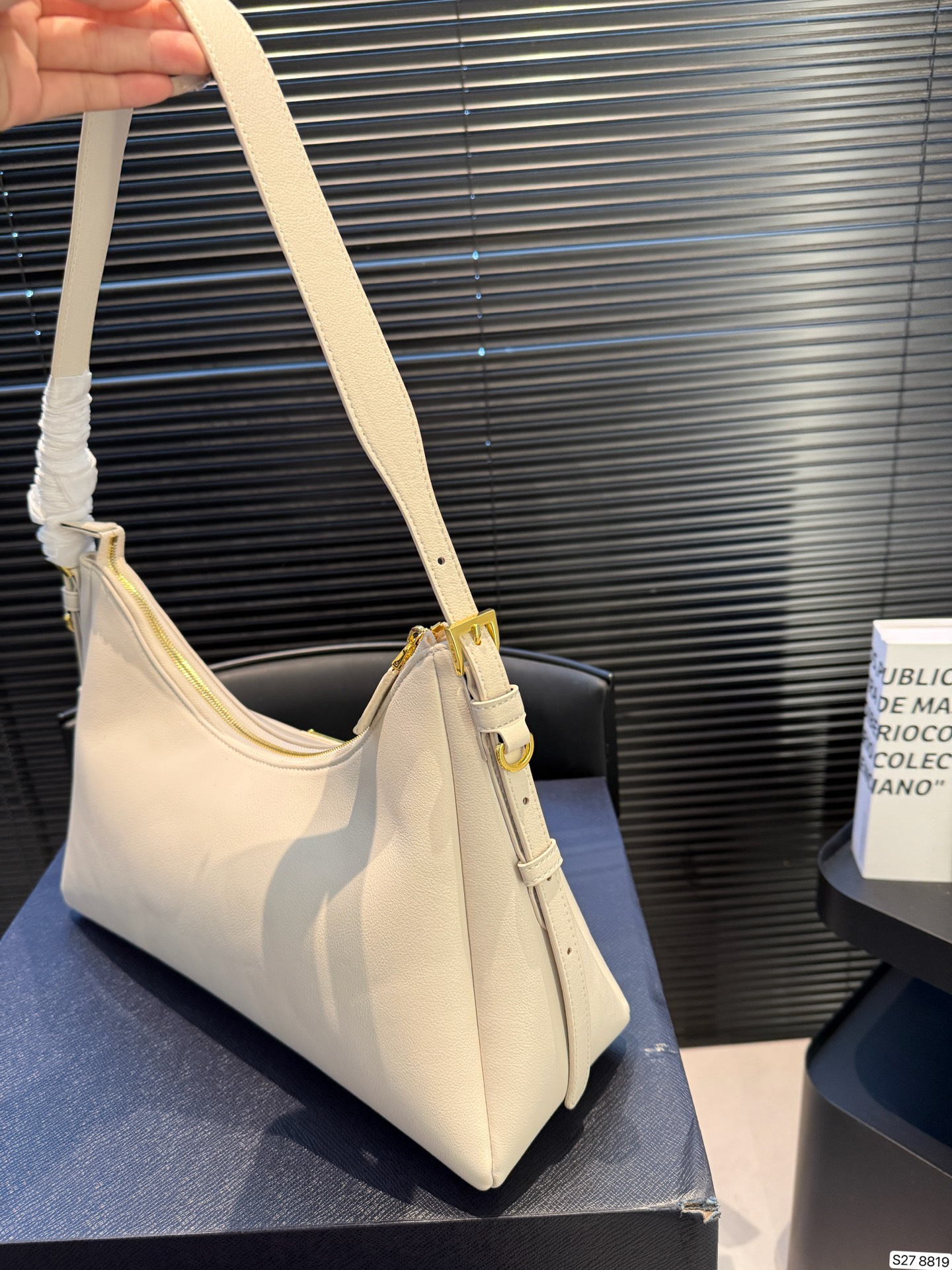 P185 配折叠盒 普拉达腋下新包|Prada上架2024秋冬新款Aimee手袋2024 秋冬Prada广告片中出场的这款手袋作品被命名为「Aim&eacute;e」 在法语中有「被爱、受宠」之意。 洗练hobo 廓形上点缀品牌标志性珐琅三角形金属徽标，搭配大衣狠狠爱了 尺寸：37 19 货号8819