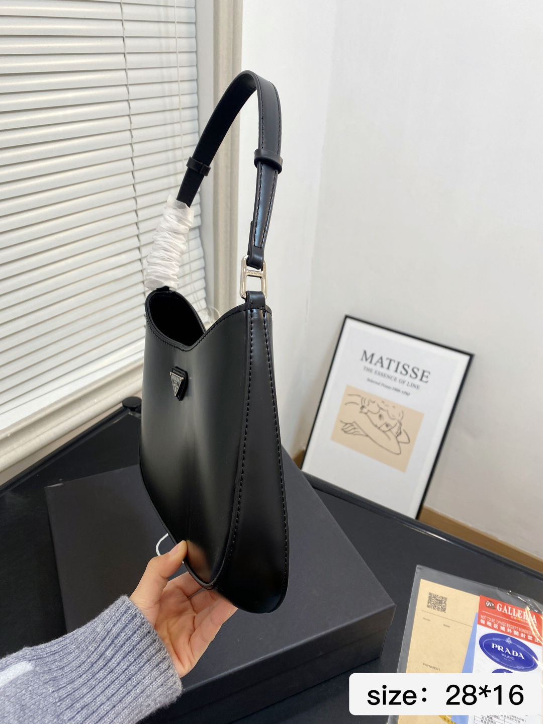 🅿️💰105 配礼盒 尺寸28*16 Prada洋气单品 普拉达腋下包 这个系列将是Prada接下来一整季的主打款式。Prada 手袋的曲线型设计分外醒目，当手包很优雅，时尚百搭！打麻将逛街也很轻便哦！ 7688