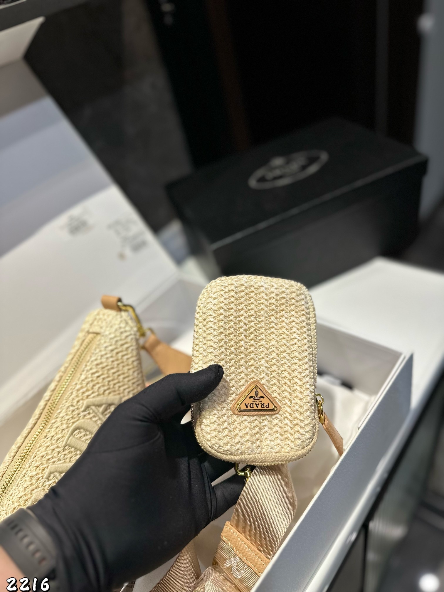 ❤️p130❤️ ✅新品推荐🔜升级版🔥Prada普拉达专柜同款编织三角包～草编包👍配小包‼️高端货！可肩背～各大明星追捧的爆款～棕榈叶和牛皮编织而成‼️采用最好的五金配件！经典logo！（size：28*14*10 小包9*13）