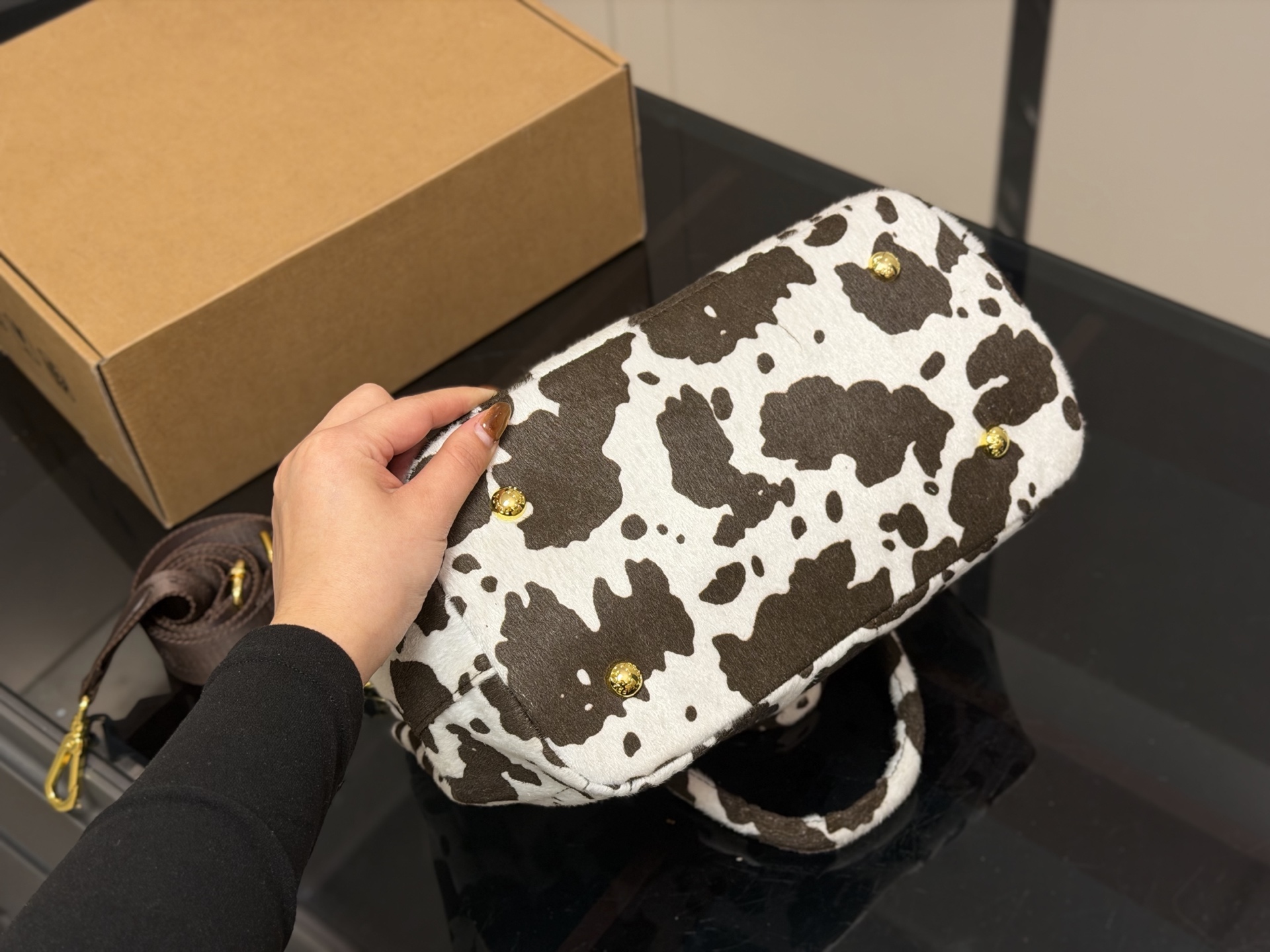 &yen;140 size：29.20cm 又是心动Prada托特的一天. 松弛慵懒的tote包真的爱惨了 普拉达tote（保龄球） 上身满满的高级感！ 日常通勤必备哦！