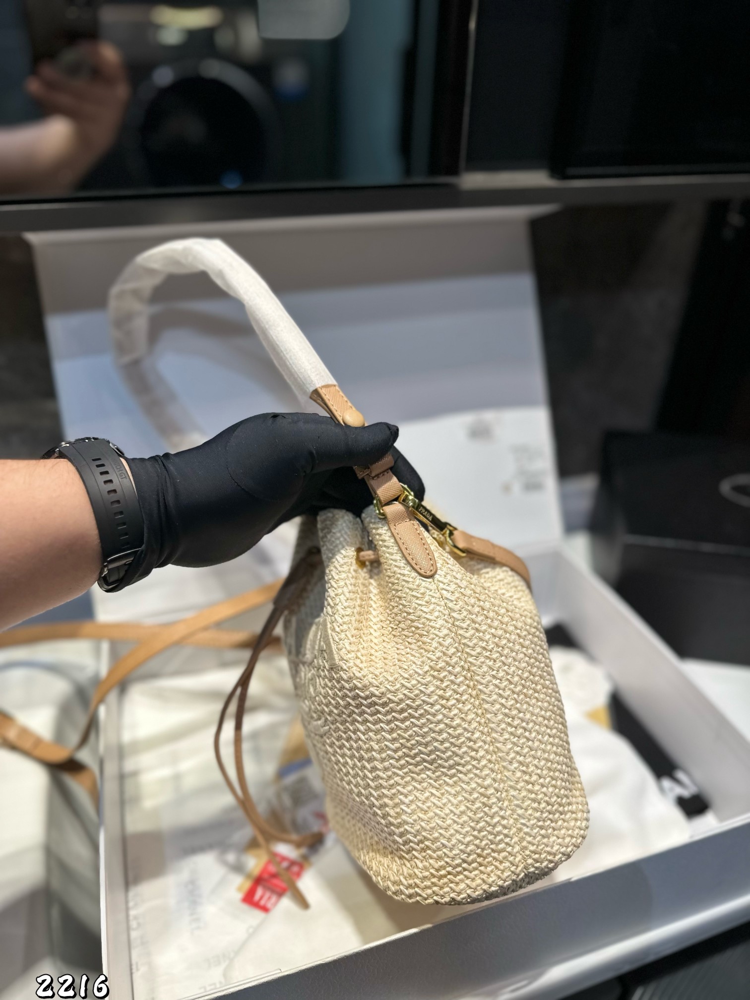 ❤️p130❤️ ✅新品推荐🔜Prada普拉达专柜同款编织水桶包～草编包👍高端货！可手提可肩背～各大明星追捧的爆款～棕榈叶和牛皮编织而成‼️采用最好的五金配件！经典logo！（size：19*21*12）