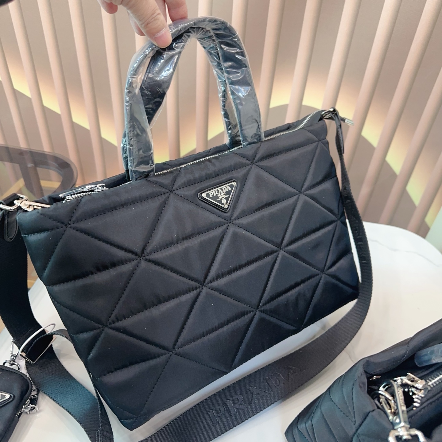 p120/p115 普拉达 PRADA 帆布菜篮子 质感爆棚的美 上身真的太太太有质感啦 日常逛街不要太吸晴 尺寸:32*13*20/23*12*19cm. bb