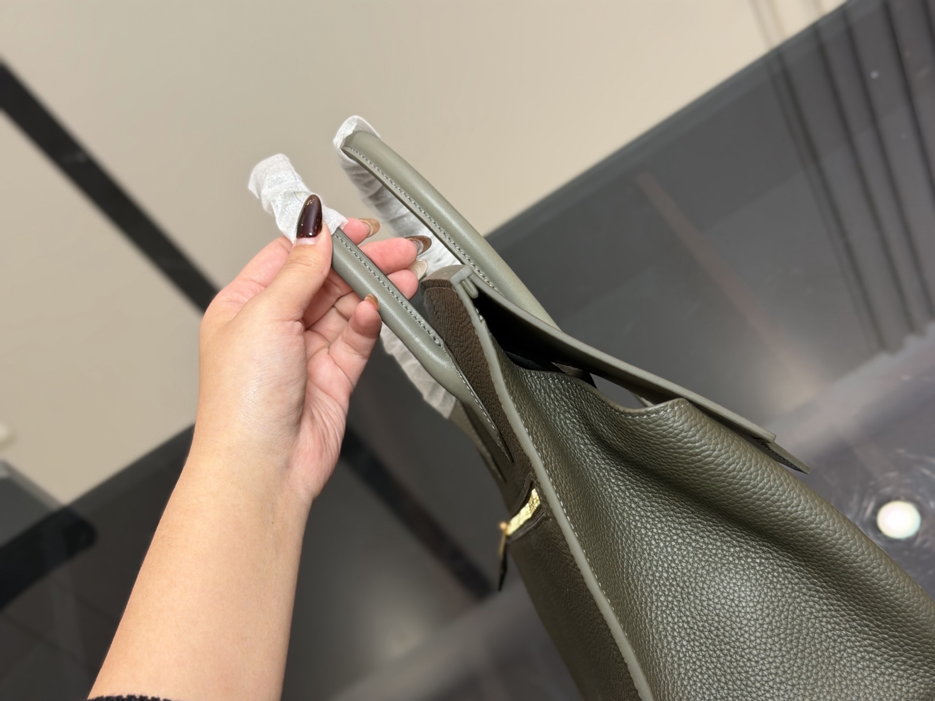 &yen;340 爱马仕Birkin D&eacute;sordre 30 这个包走秀的时候就相中了， 和双面KELLY异曲同工， 都是解构主义美学的创新。不过最大的 这个Birkin D&eacute;sordre 30却可以男女同吃