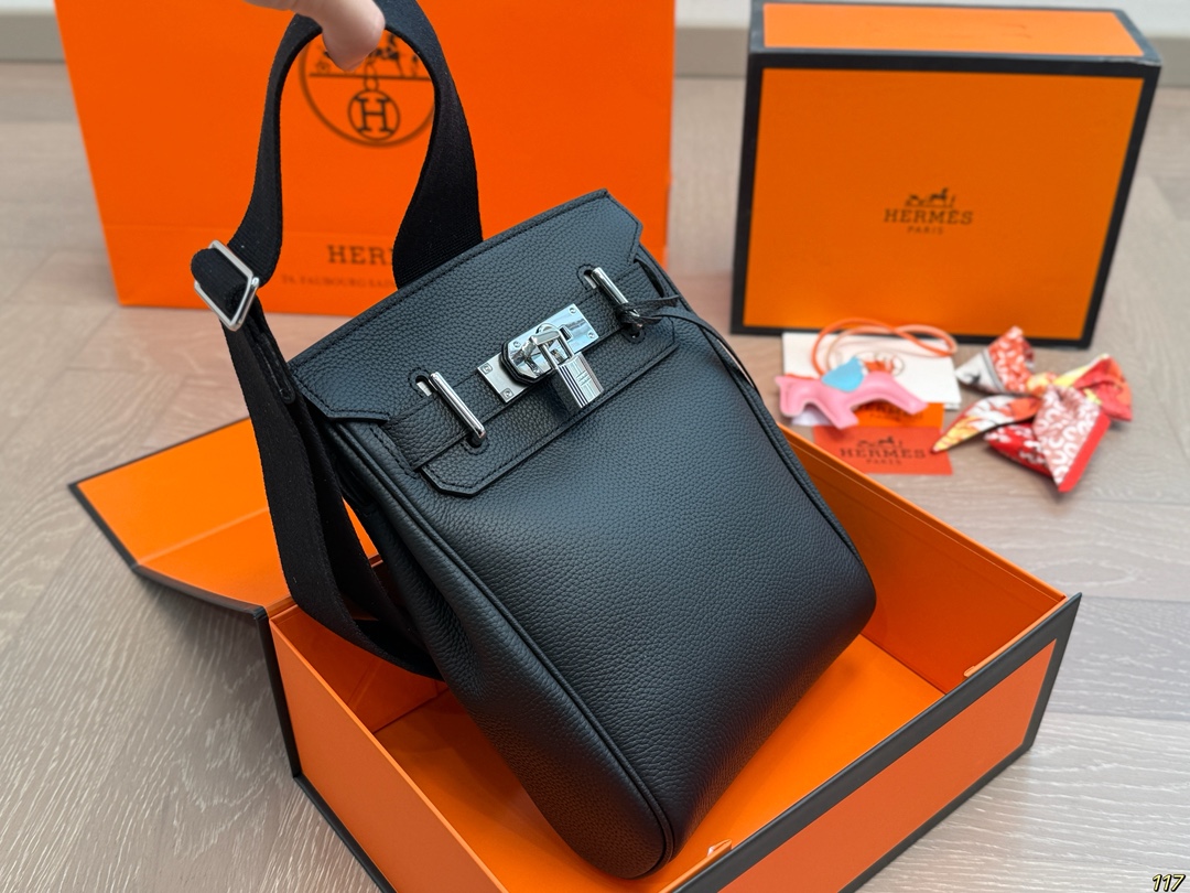 &yen;235飞机盒 爱马仕 Hermes HAC A DOS 爱马仕很适合男生的包其实挺少的但是Hac真的很适合男生!!最实用的男包颜值也抗打 无论是斜挎还是当胸包都很舒服拿Hac根本不用考虑穿搭问题~ 尺寸18 27