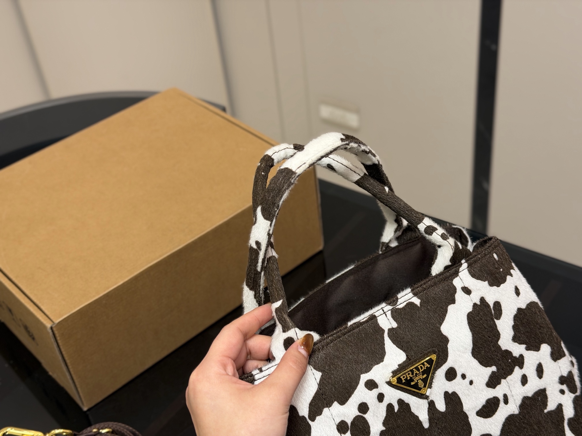 &yen;140 size：29.20cm 又是心动Prada托特的一天. 松弛慵懒的tote包真的爱惨了 普拉达tote（保龄球） 上身满满的高级感！ 日常通勤必备哦！