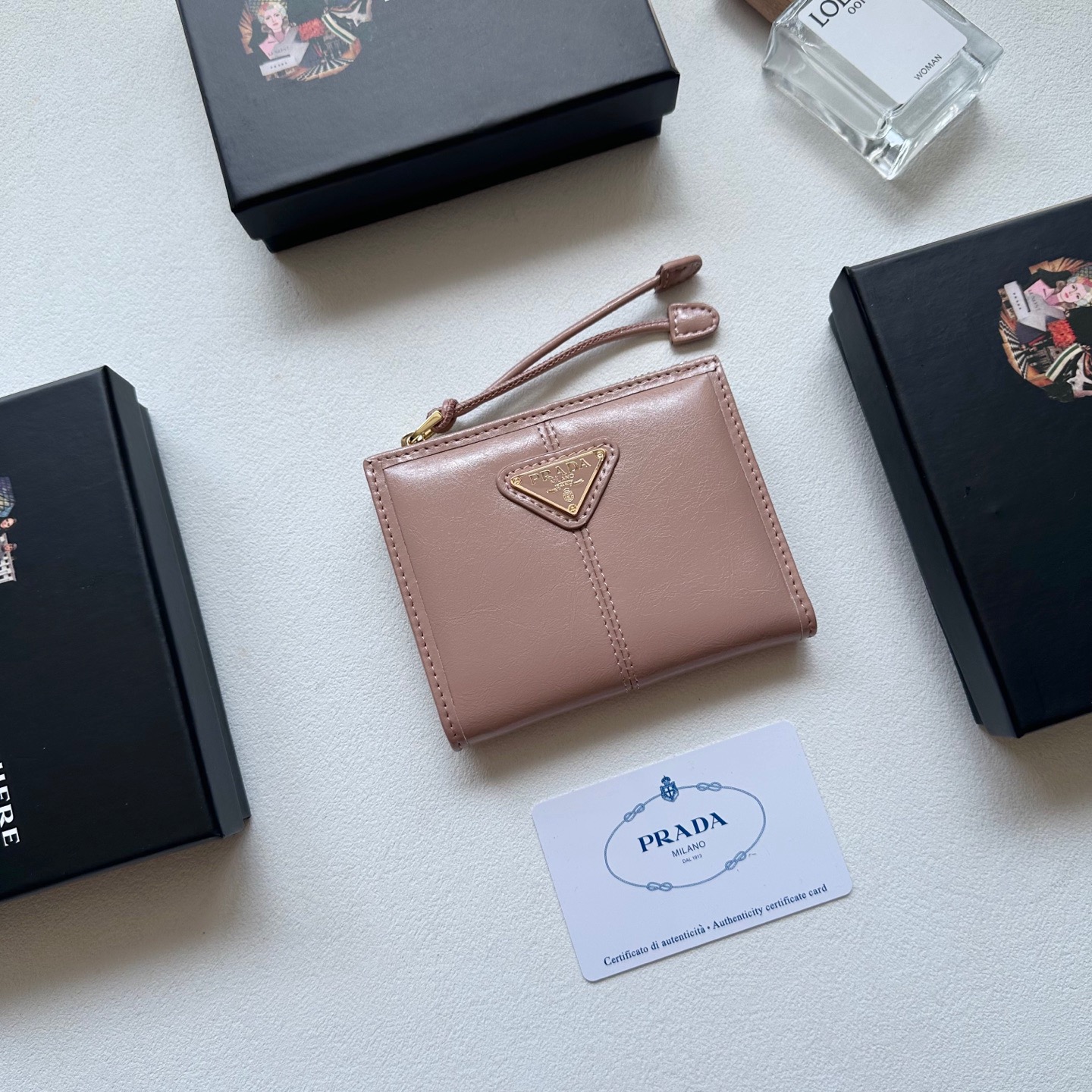 p95🎀🎀颜色 黑 灰 粉🎀尺寸 11x10🎀普拉达👏时尚钱包,优质油蜡牛皮👍🏻高档五金配件,内阁丰富,超级实用❗️现货高品质!