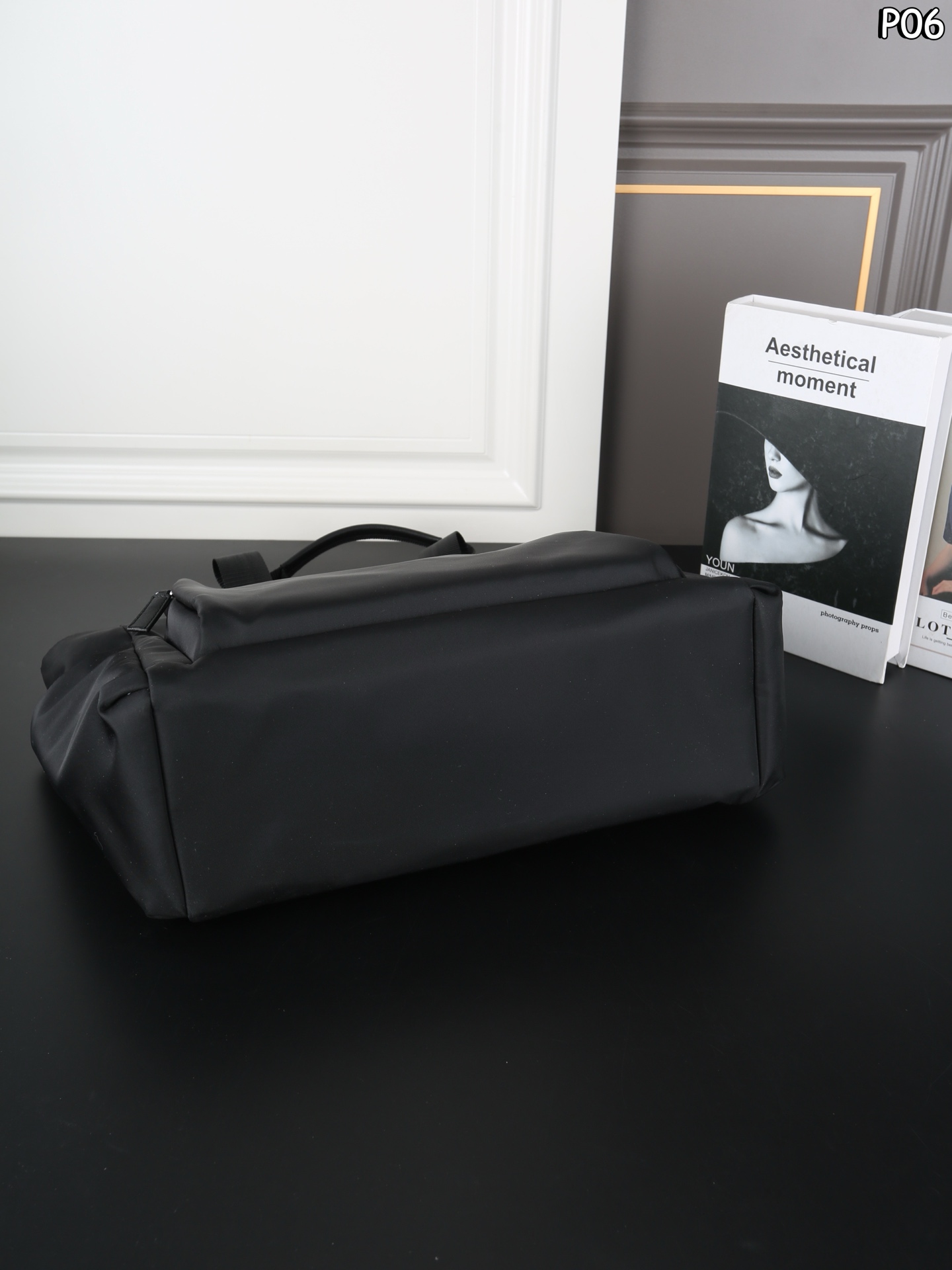 P180 PRADA普拉达 Re-Nylon 托特包Tote包购物袋 尼龙 手提包 这款托特包采用进口尼龙面料，前幅拉链口袋设计，包身两侧口袋可放水杯/雨伞....等等，可手提肩背，出短差和平时用都没问题，功能性非常实用，又是一款永久不过时爆款🎉🎉 Prada 最轻便的包包 尺寸：41&times;32