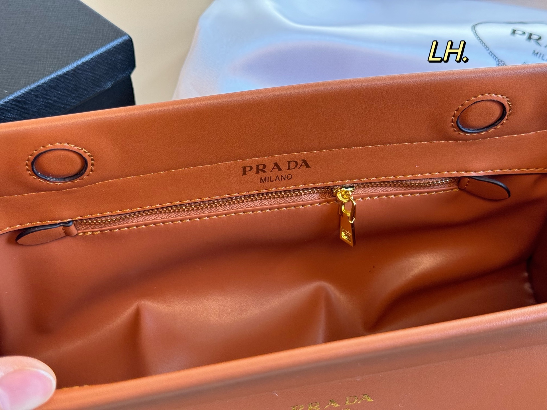 P135（配盒） size：32&times;16 PRADA普拉达新款FW25手袋👜 超美的一款包包，包型利落大气！ 做旧皮料设计，满满的复古感 肩带可调节，多种背法～ 上身效果又酷又飒，高级又百搭‼️