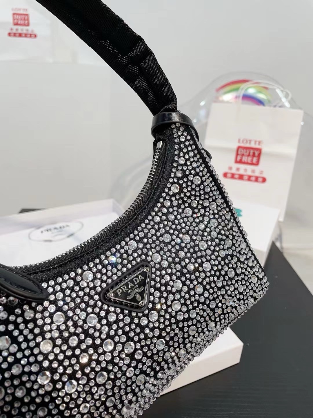 👑💰130配盒子 普拉达水钻石腋下包 ✧Prada͎ 闪钻包 红翻天的一款 专柜一只难求 我家原单复刻版 -今年真的太流行腋下包了 🤞🏿 超级喜欢它简单有质感的设计，很能装而且方便啊！ 无敌时髦洋气～哈哈真香😜耐磨耐用 尺寸 20 12