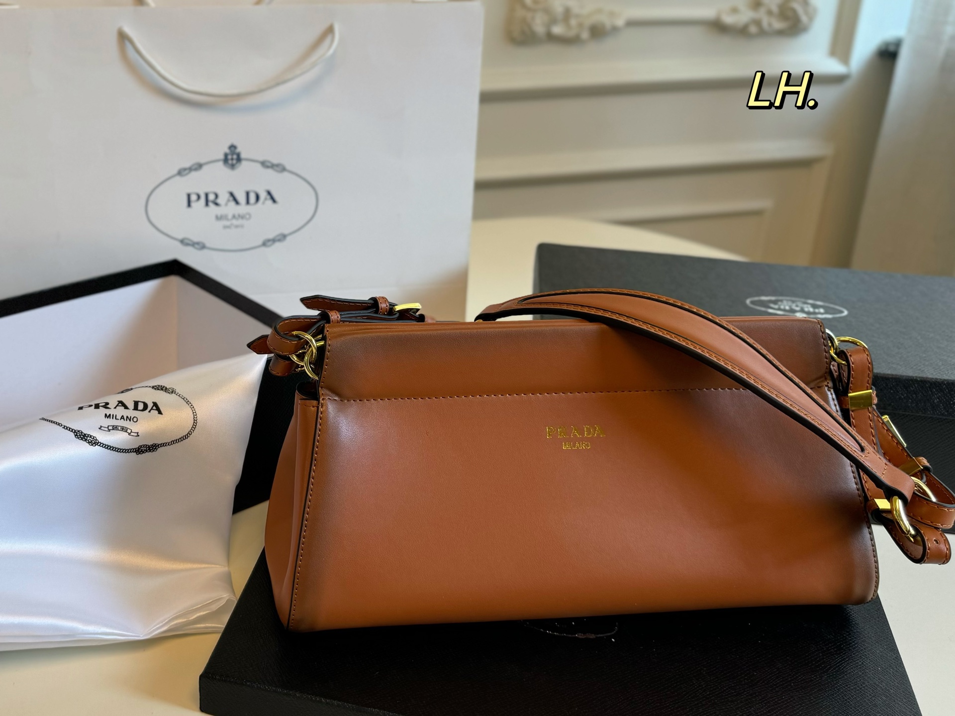 P135（配盒） size：32&times;16 PRADA普拉达新款FW25手袋👜 超美的一款包包，包型利落大气！ 做旧皮料设计，满满的复古感 肩带可调节，多种背法～ 上身效果又酷又飒，高级又百搭‼️