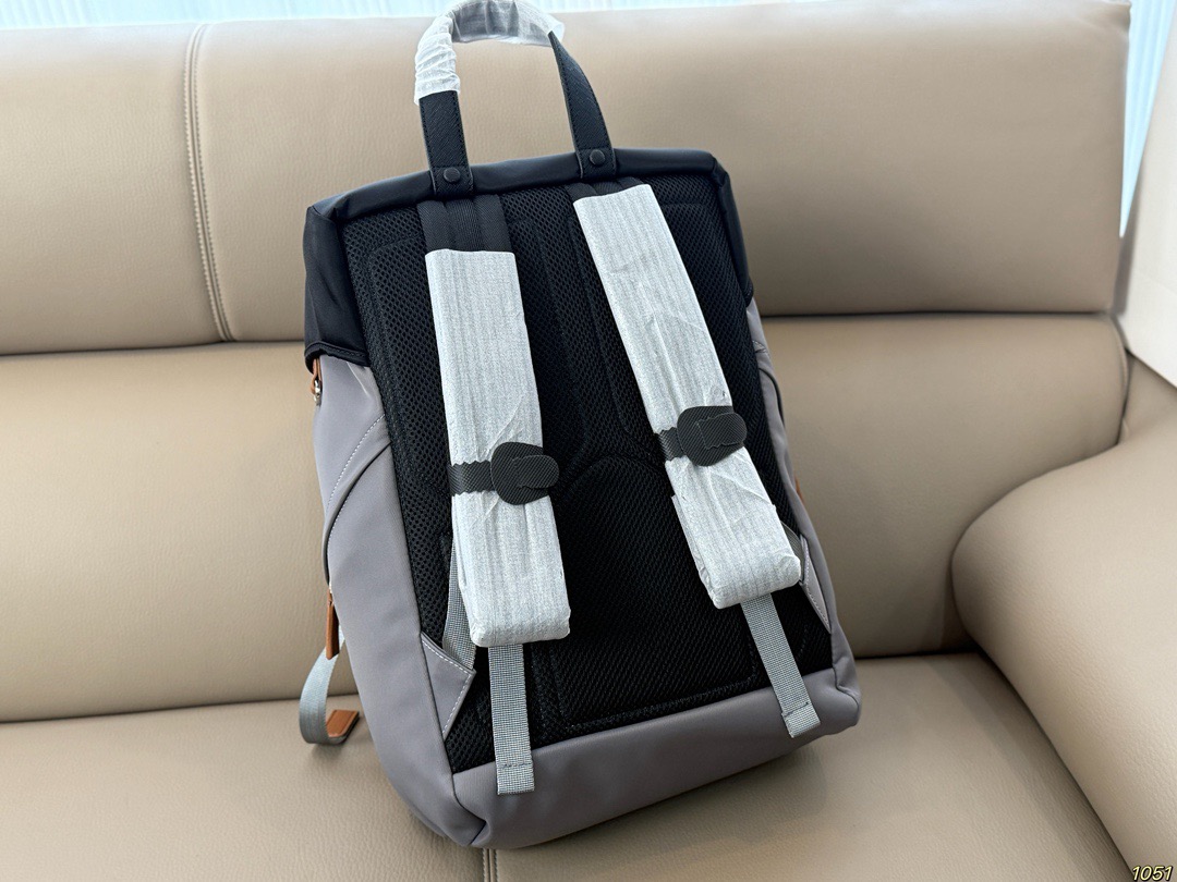 &yen;210 PRADA普拉达新款双肩包 满足日常所需，解放双手 款式百搭 非常能装👍 进口尼龙面料，低调简单 包身不易变形，自重轻❗️ 尺寸26 38