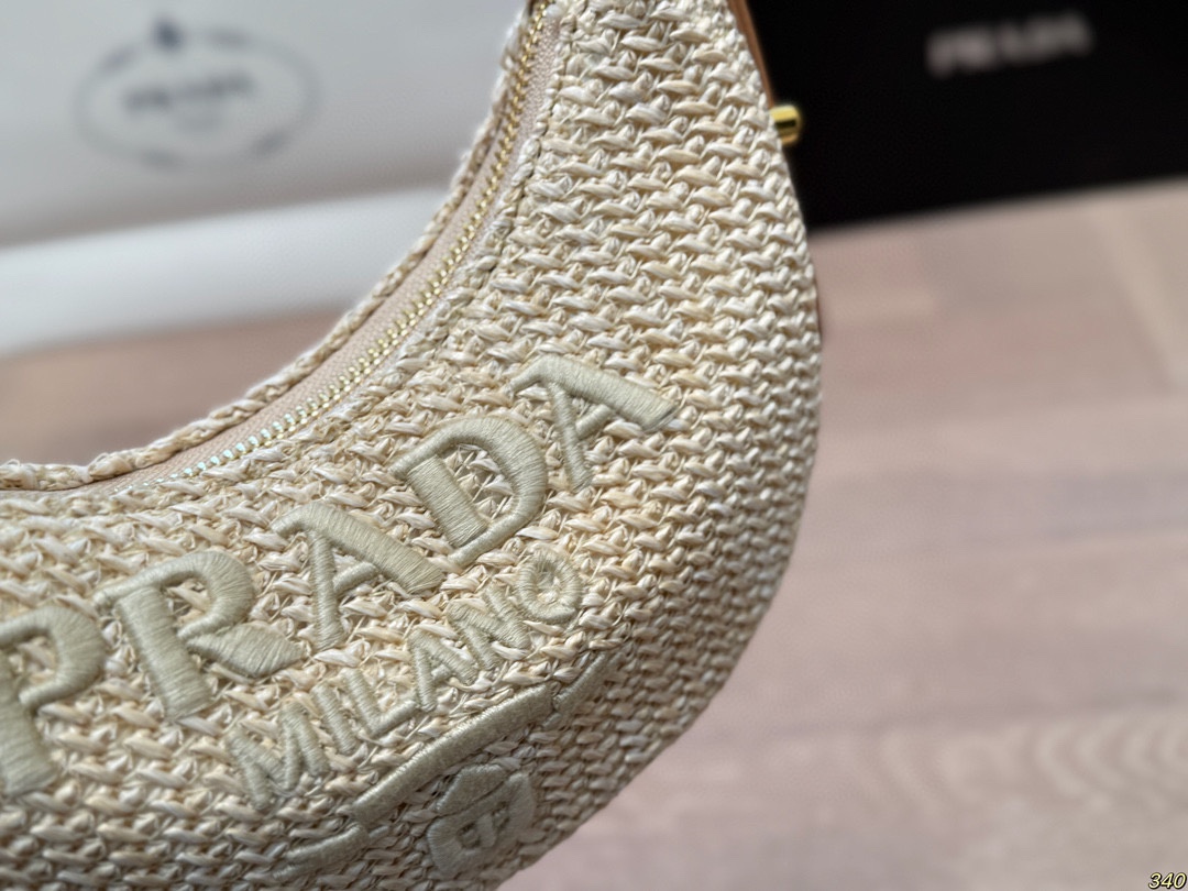 &yen;130 搭配长短两条肩带 普拉达Prada绝美草编包 是背Prada阳光草编包的夏天啦 马上夏至了，来推荐这只Prada阳光草编包 编织和皮革，清爽也文艺，让你也可甜可美。设计也非常实用，夏天怎么能少了草编包呢 尺寸 21 10