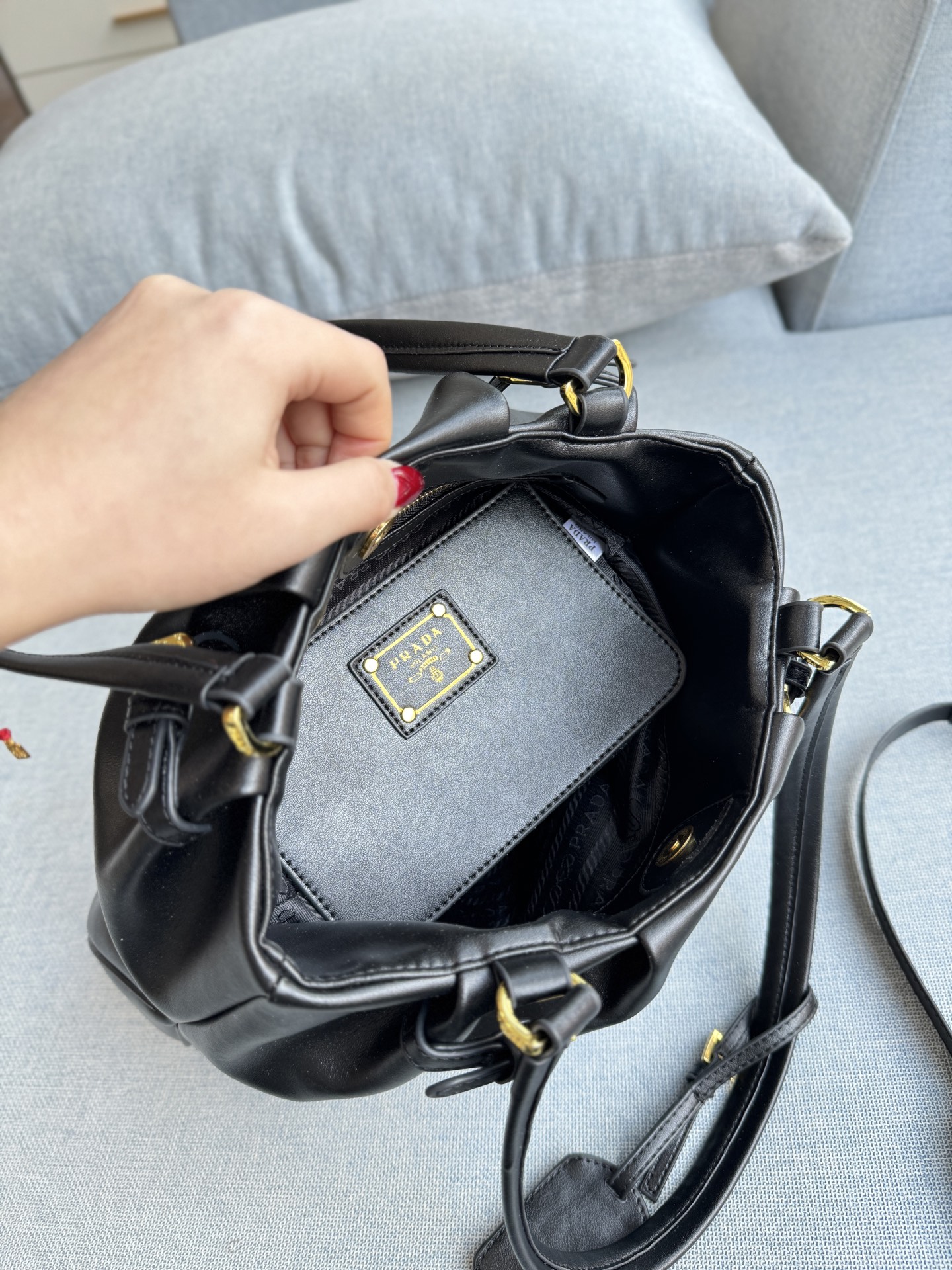 💰180 天地盖 size：31&times;26 PRADA普拉达 托特包 购物袋 腋下包 单肩包 这么高级的Prada谁能不爱🖤 黑金Prada垃圾袋 全皮腋下托特包 Prada全皮单肩腋下黑金托特包 自行配链条可变垃圾袋款 肩带可以收进包内 磁吸扣 时髦感都快要溢出来了