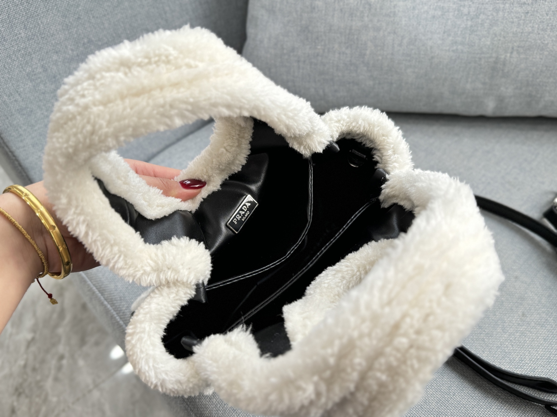 💰135 size：18&times;16 PRADA普拉达 羊羔毛 菜篮子包 托特包Tote包购物袋 手提包 2025秋冬羊羔毛饭盒包 奶呼呼的小包！超级可爱！ 看到毛绒绒的包包因为冬天❄️来啦 新品毛茸茸包，冬天的可可爱爱🟠