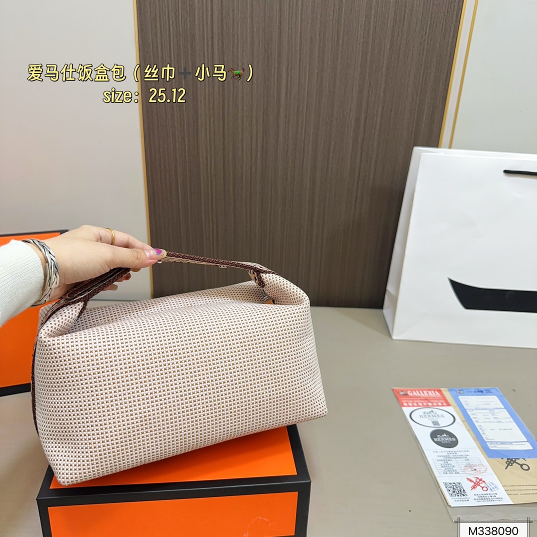 💰105 礼盒包装 丝巾➕小马 爱马仕帆布收纳包饭盒包。 帆布的材质随性且休闲！ 优雅贵气高级感并存！ 尺寸25&times;12
