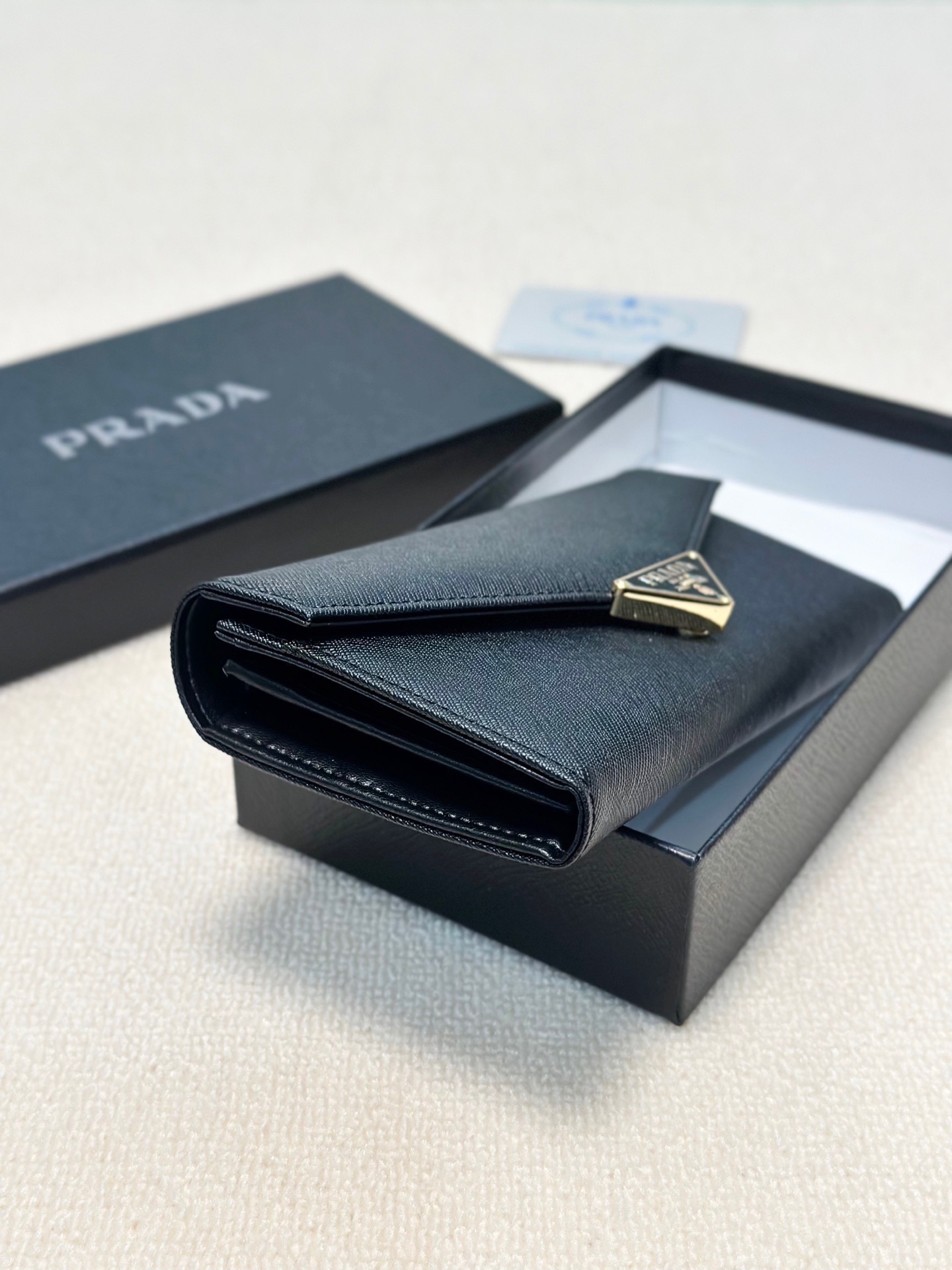 P95🎀🎀颜色 黑🎀尺寸 19x10🎀普拉达爆款牛皮两折钱包🔥款式经典做工精细耐磨耐用手感极佳❤