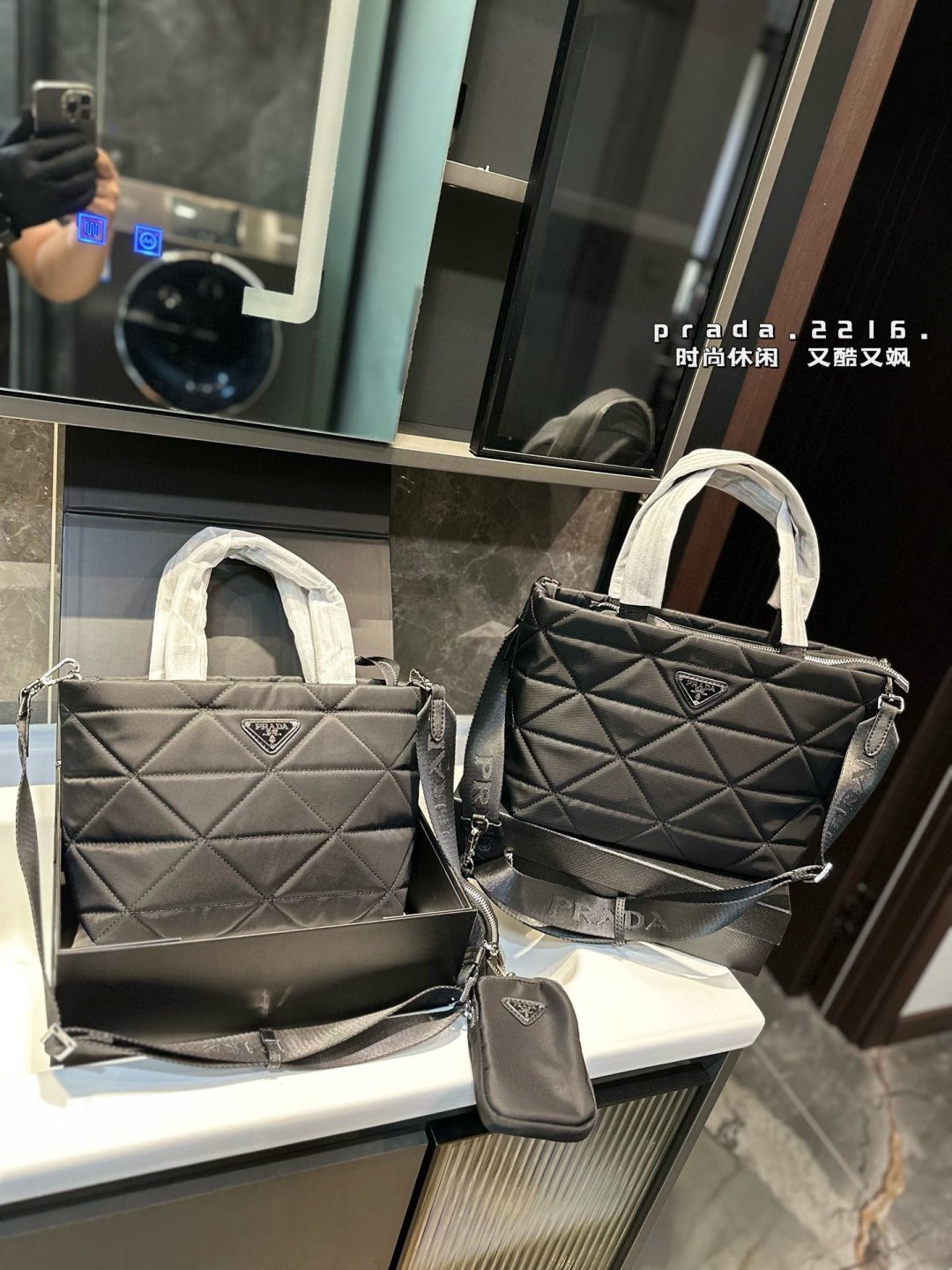 ❤️p130/p125❤️ 普拉达尼龙菱格托特包有种酷酷感觉容量还很可 Prada一眼便爱上日常通勤强烈推荐 集美们冲它 尺寸:大号32 22 小号24 21