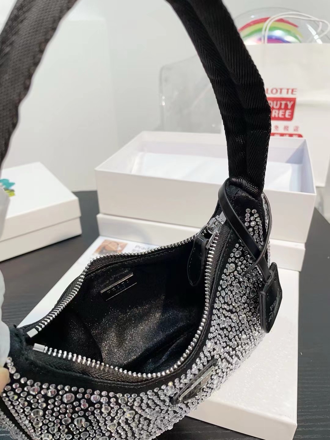 👑💰130配盒子 普拉达水钻石腋下包 ✧Prada͎ 闪钻包 红翻天的一款 专柜一只难求 我家原单复刻版 -今年真的太流行腋下包了 🤞🏿 超级喜欢它简单有质感的设计，很能装而且方便啊！ 无敌时髦洋气～哈哈真香😜耐磨耐用 尺寸 20 12