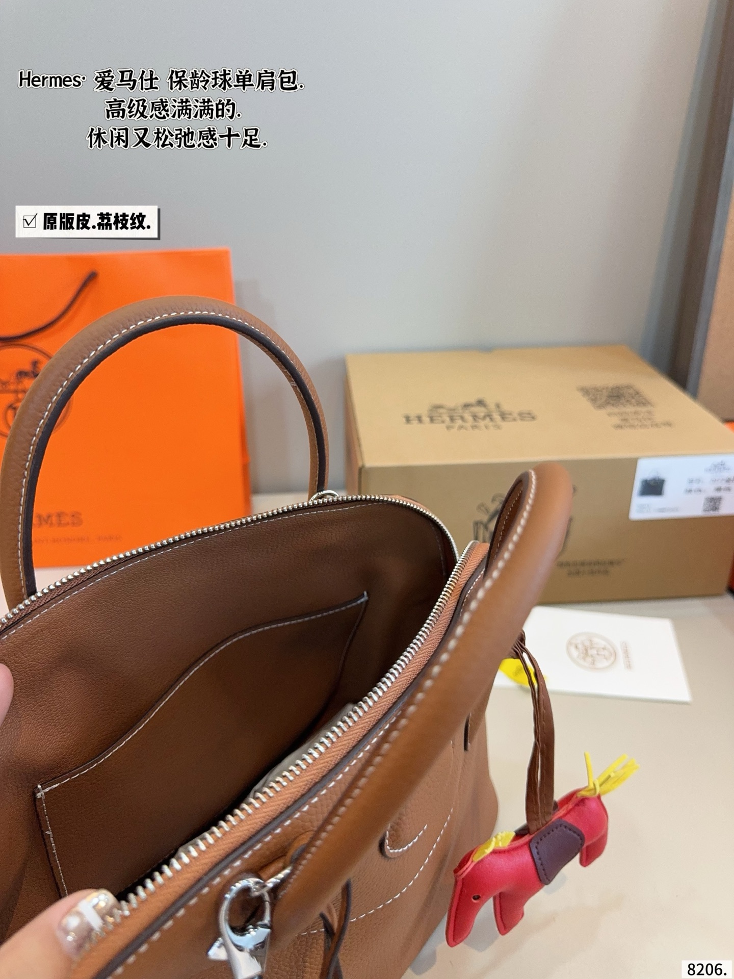 P250配礼盒🎁 Hermesl小仙女必备款爱马仕 Bolide 贝壳包 每一个色真的调的太完美了 一点都不俗气超级仙的 虽然这个包不火 但是是实用的款式，日常需要的东西都可以装下 别认为这个颜色不好搭配 其实穿比较淡的颜色被这个包都很好看 很仙 尺寸：31*12*23cm