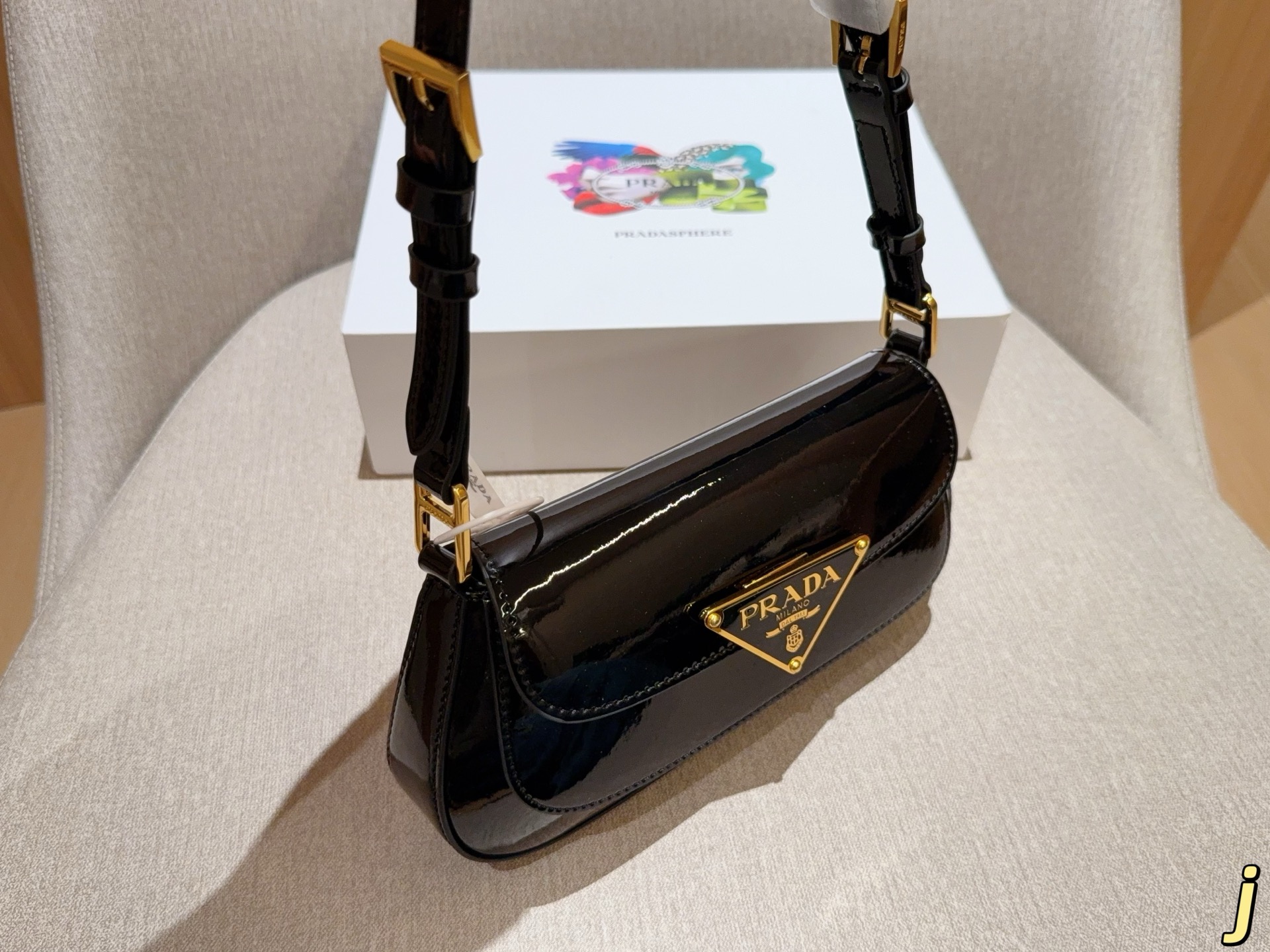💰170 普拉达prada 新款fw亮皮漆皮hobo腋下包 翻盖法棍包 尺寸24&times;14&times;4 礼盒包装🎁