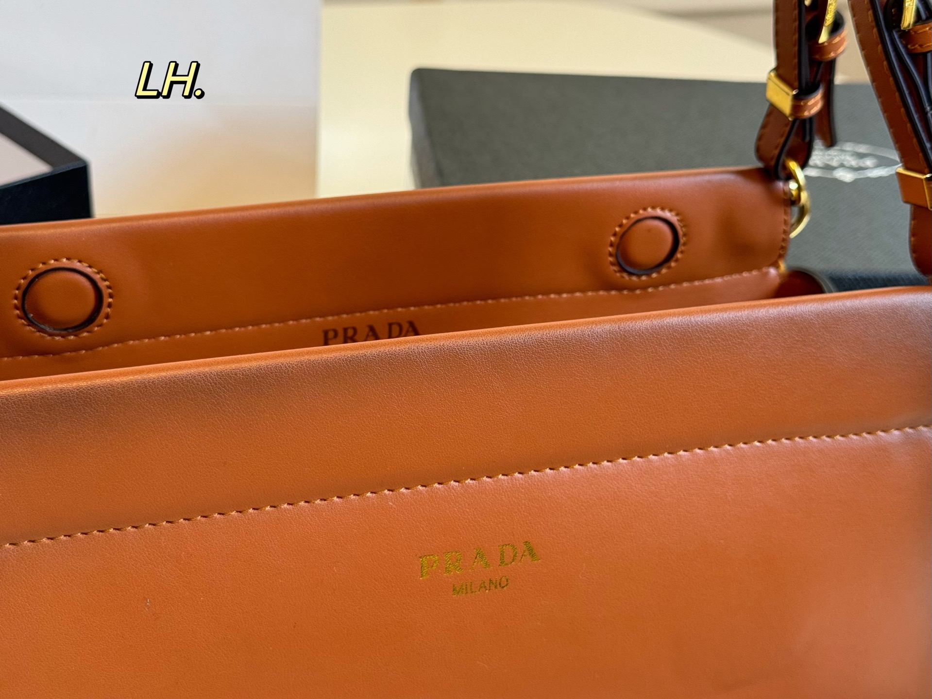 P135（配盒） size：32&times;16 PRADA普拉达新款FW25手袋👜 超美的一款包包，包型利落大气！ 做旧皮料设计，满满的复古感 肩带可调节，多种背法～ 上身效果又酷又飒，高级又百搭‼️