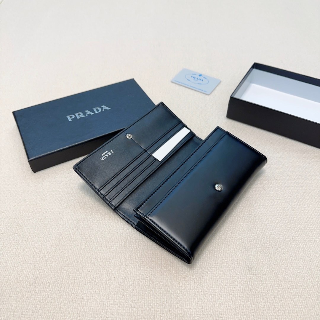 P90🎀🎀颜色 黑🎀尺寸 19x10🎀实拍普拉达爆款牛皮两折钱包🔥款式经典做工精细耐磨耐用手感极佳❤