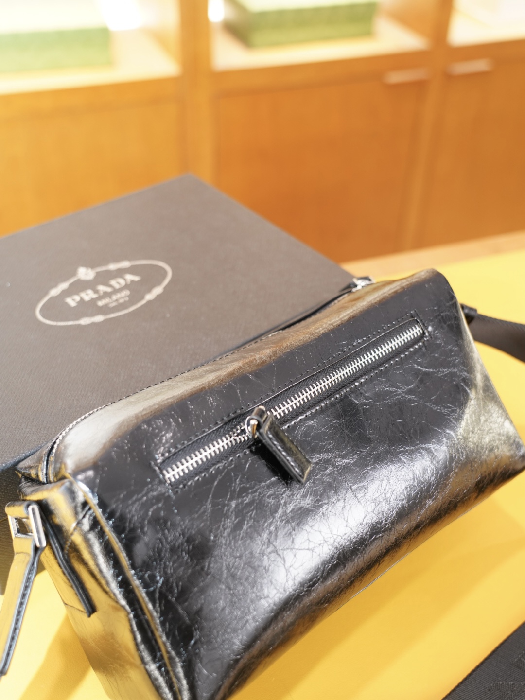 P110 🇮🇹 PRADA 普拉达 官网同步 高版本 斜挎单肩背包 永恒不过时的标志性产品 纯原单牛皮 顶级五金制作 非市面普通版本 今年最爱的款式 全部实拍 实用性非常高 完全不用担心穿搭 配全套包装礼品盒 【规格：25x14x10】