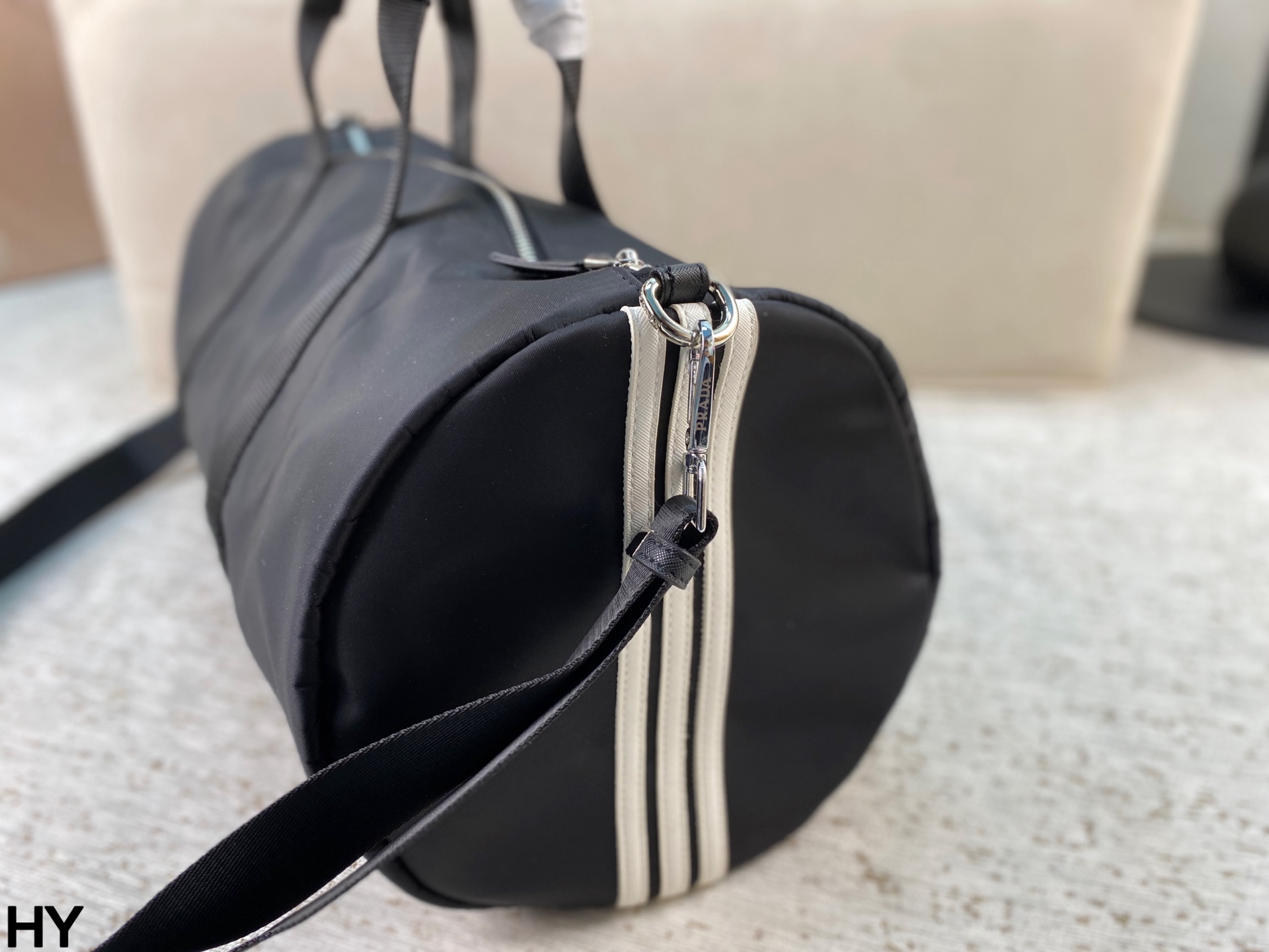 p170 无盒🎁 Prada✖️阿迪联名旅行袋 男女同款 p家经典尼龙质地配上经典三道杠 运动元素拉满 便携自重轻 去健身或者旅行都非常适用！尺寸：底50*宽24*高24