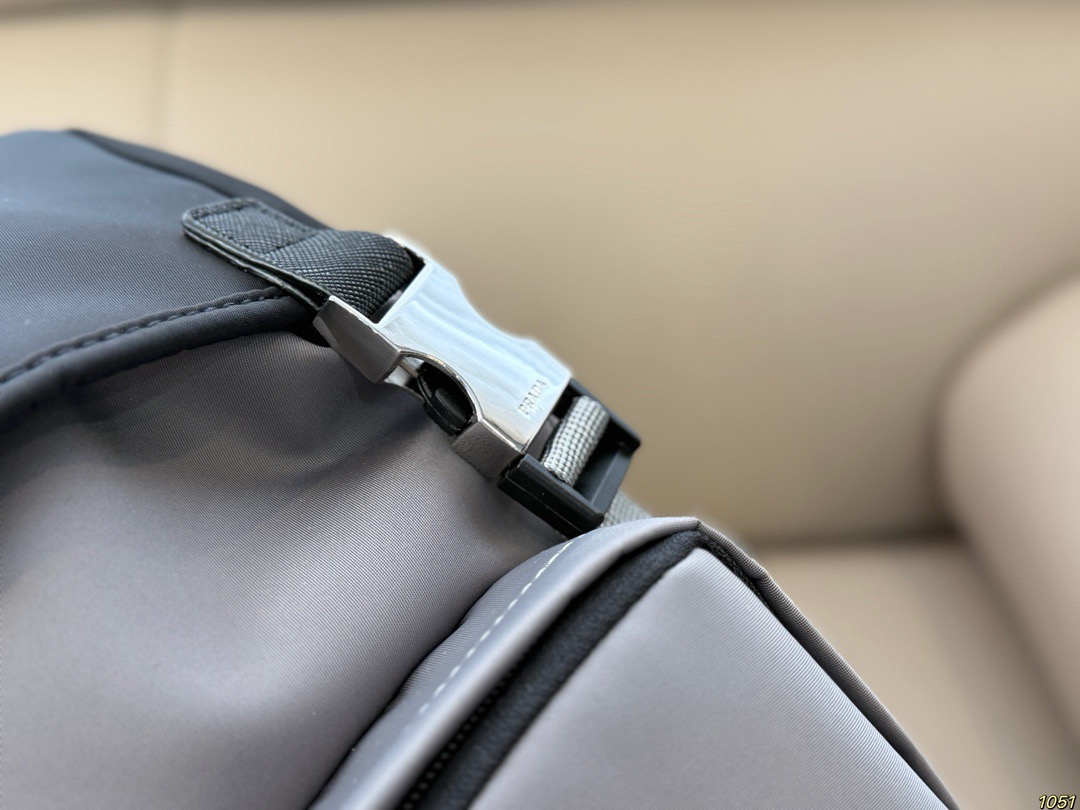 &yen;210 PRADA普拉达新款双肩包 满足日常所需，解放双手 款式百搭 非常能装👍 进口尼龙面料，低调简单 包身不易变形，自重轻❗️ 尺寸26 38