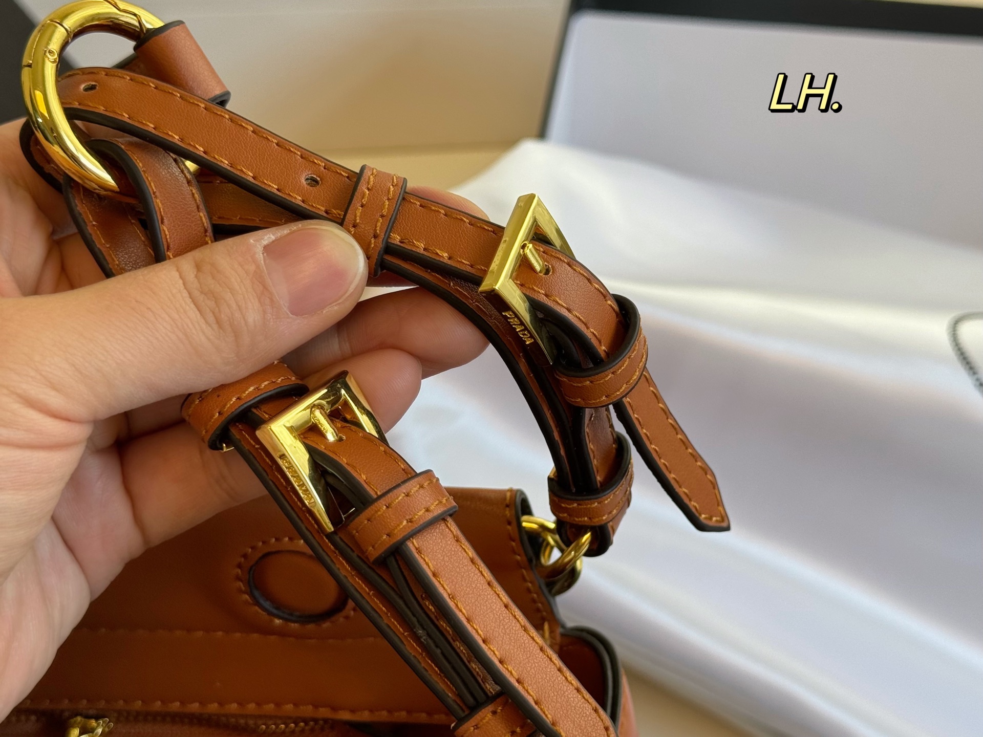 P135（配盒） size：32&times;16 PRADA普拉达新款FW25手袋👜 超美的一款包包，包型利落大气！ 做旧皮料设计，满满的复古感 肩带可调节，多种背法～ 上身效果又酷又飒，高级又百搭‼️