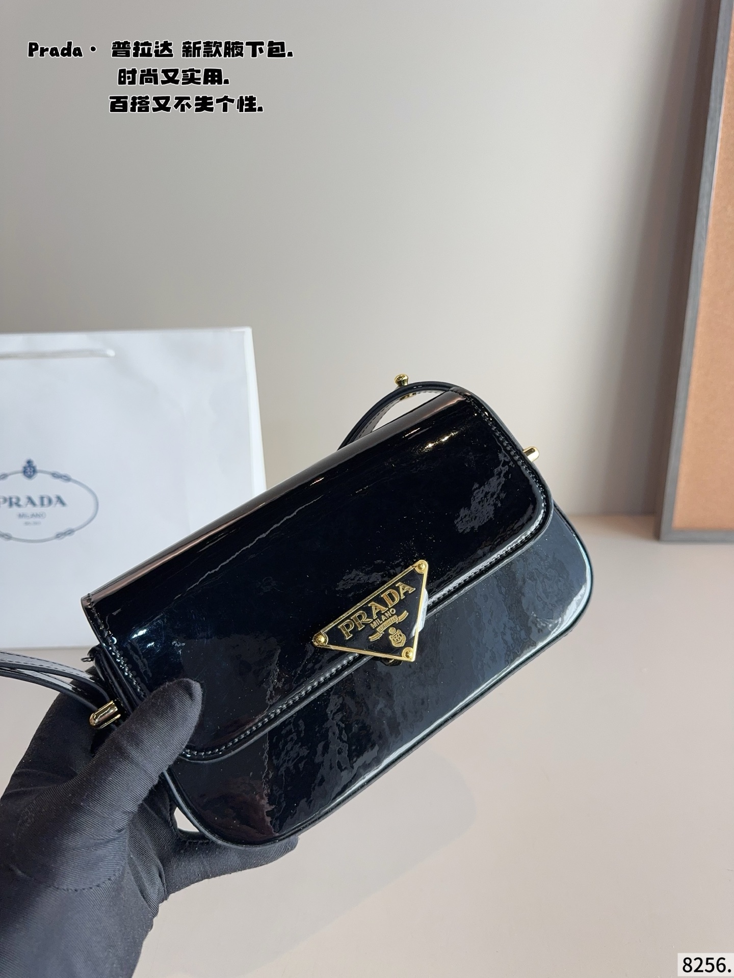 p145配礼盒🎁. 普拉达今年真的太流行中古腋下包了 一款sportsexy风格包包 超级喜欢它简单有质感的设计，上身性感而帅气，很能装而且方便啊！ 无敌时髦洋气～尺寸：21*4*12cm