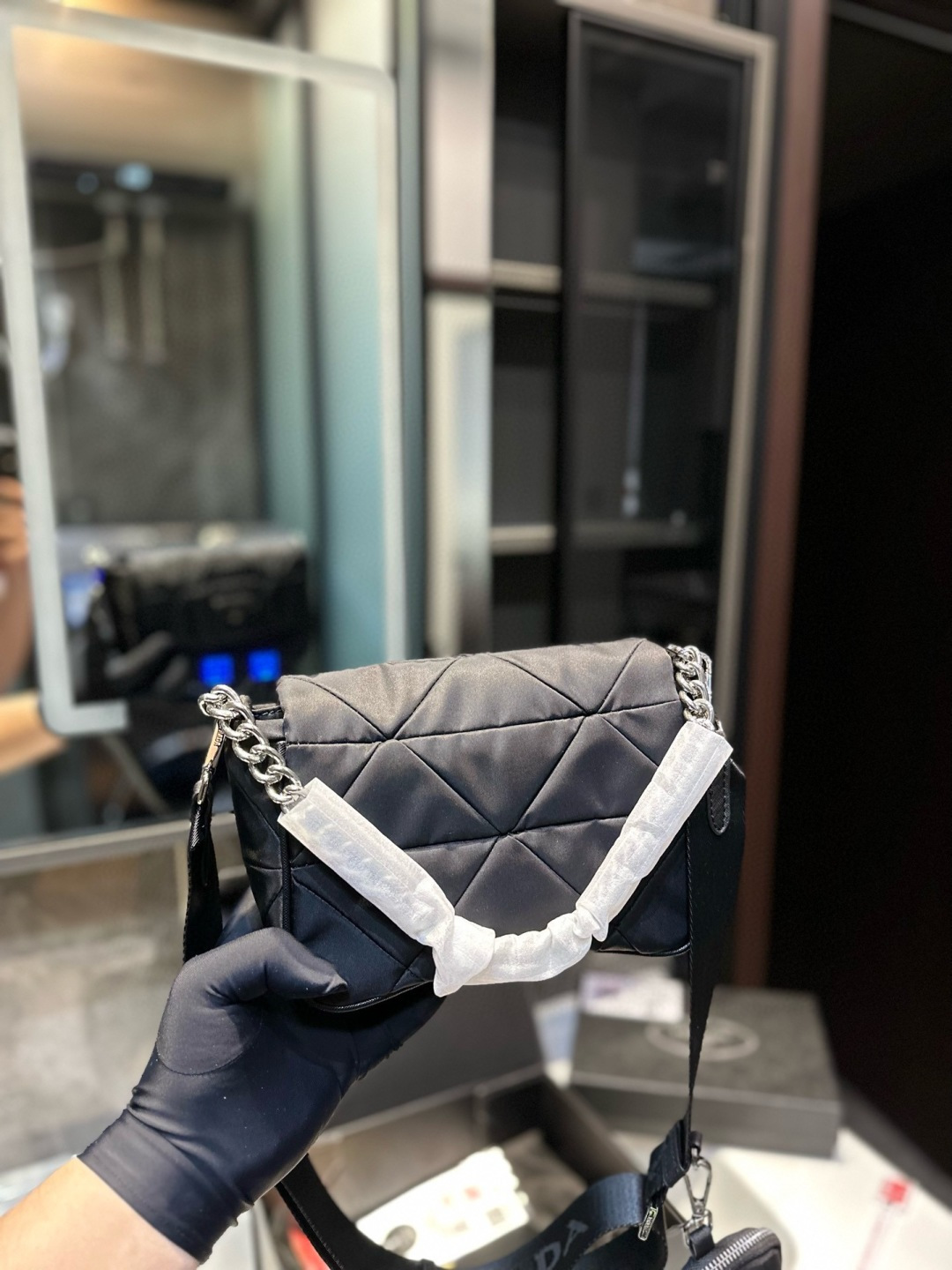 ❤️p125（礼盒包装）❤️ PRADA/普拉达新款System羊皮菱格邮差包 三合一女包 轻巧有型隐藏式前V拉链和翻盖设计包形与正面的三角标争相呼应突出了品牌logo标识的主题~肩带都可以调节 yx尺寸20 18cm