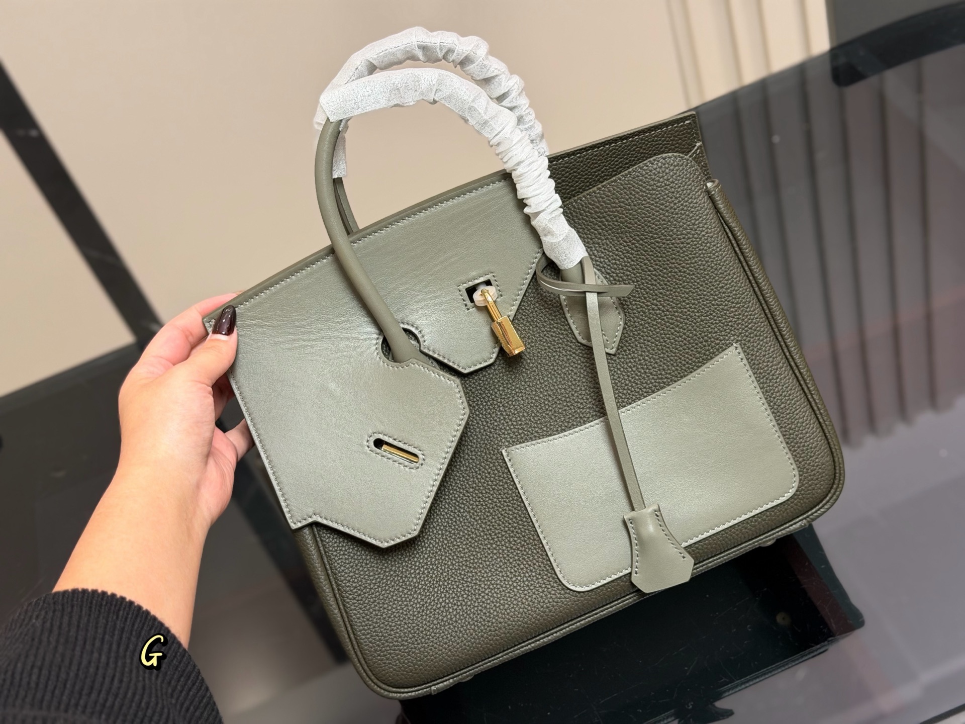 &yen;340 爱马仕Birkin D&eacute;sordre 30 这个包走秀的时候就相中了， 和双面KELLY异曲同工， 都是解构主义美学的创新。不过最大的 这个Birkin D&eacute;sordre 30却可以男女同吃