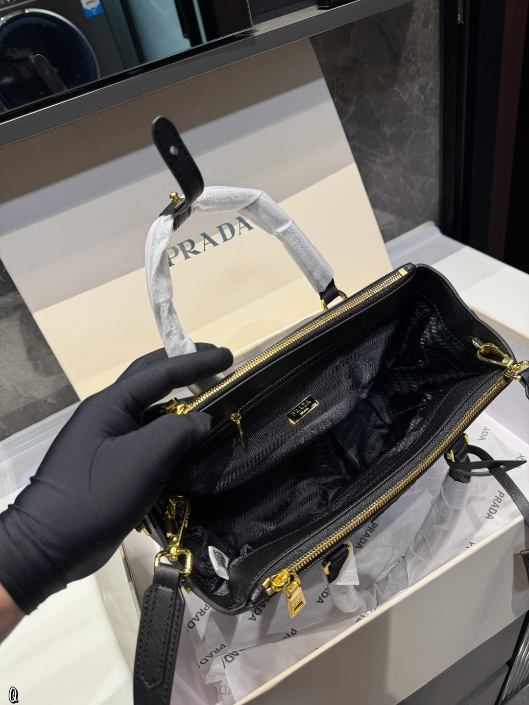 ❤️p205（礼盒包装）❤️ 普拉达杀手包仙气满满 小姐姐日常必入款魅力无限 释放你的时尚态度外形独特，有很多可爱的颜色可选，简直是不可错过的时尚单品不同于帆布包的柔软，背在身上主打一个肆意洒脱的感觉，超有质感，时尚达人超尺寸：28.20cm