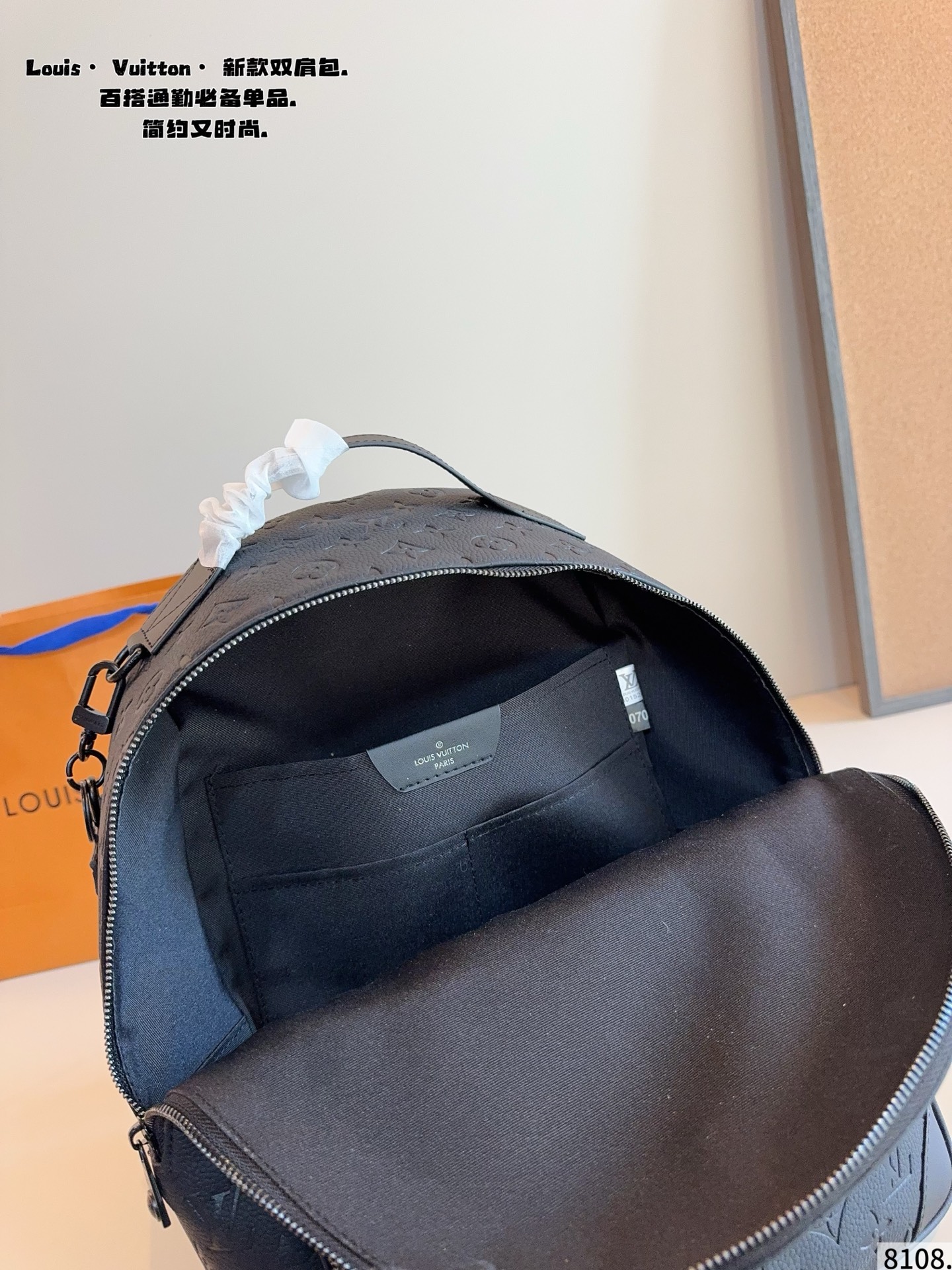 p190 Lv DISCOVERY 双肩包 男生日常休闲搭配的理想选择～ 实用又百搭，小小的身体大大的空间 非常适合放随身物品~ 面料耐磨耐刮蹭，适合男生大大咧咧的性格尺寸：30*12*38cm