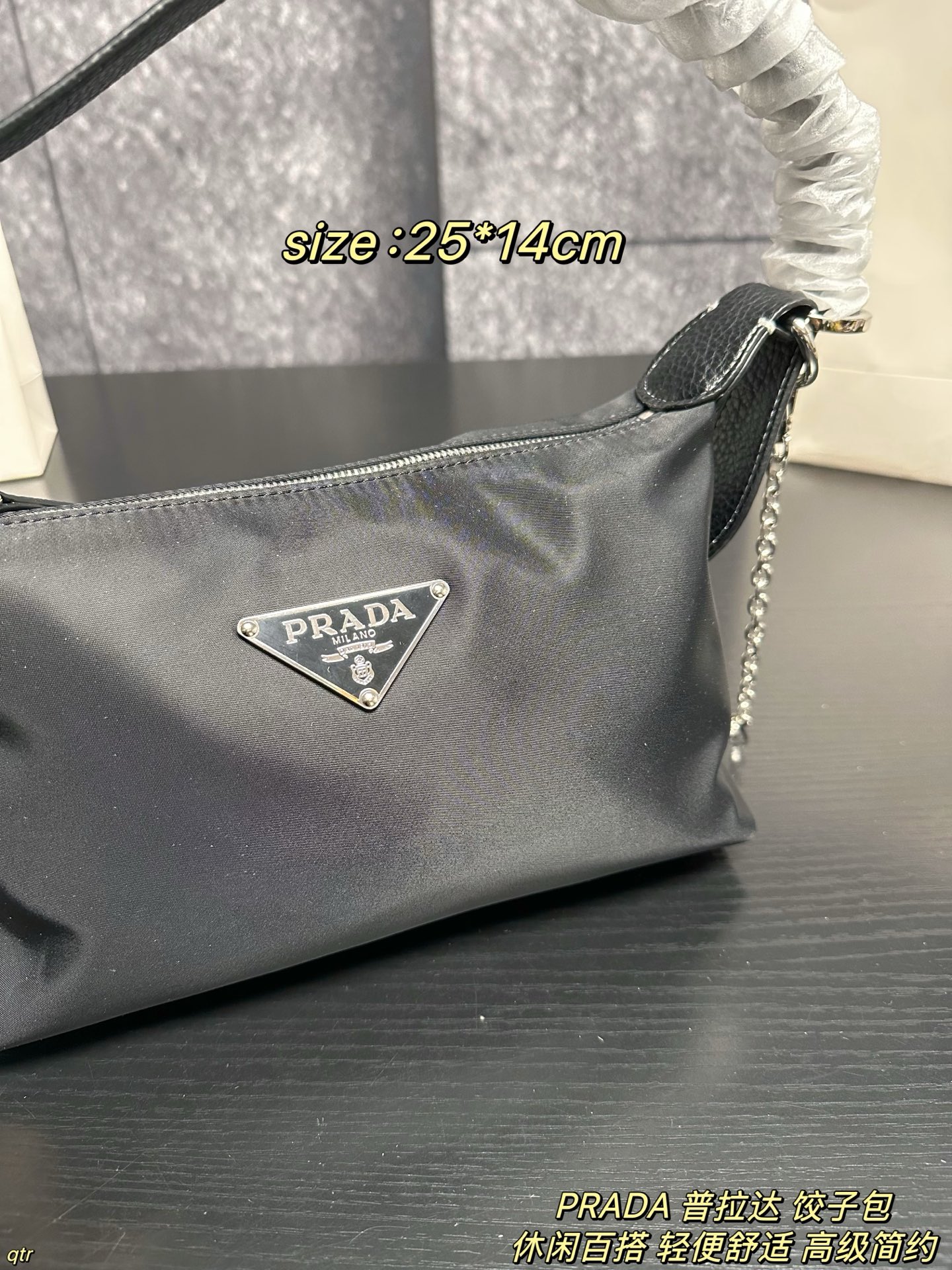 P95配盒 PRADA 普拉达 饺子包 不撞包又实用的小众 Prada尼龙饺子包，这颗造型非常可爱🤩像一个饺子🥟嘿嘿～简约又不失设计感 百搭实用款✨使用率也会很高 因为它好看又方便呀，贴心的设计边角还有皮革保护防磨损，容量也很大 出街通勤都没有问题滴～ 尺寸：25*14cm