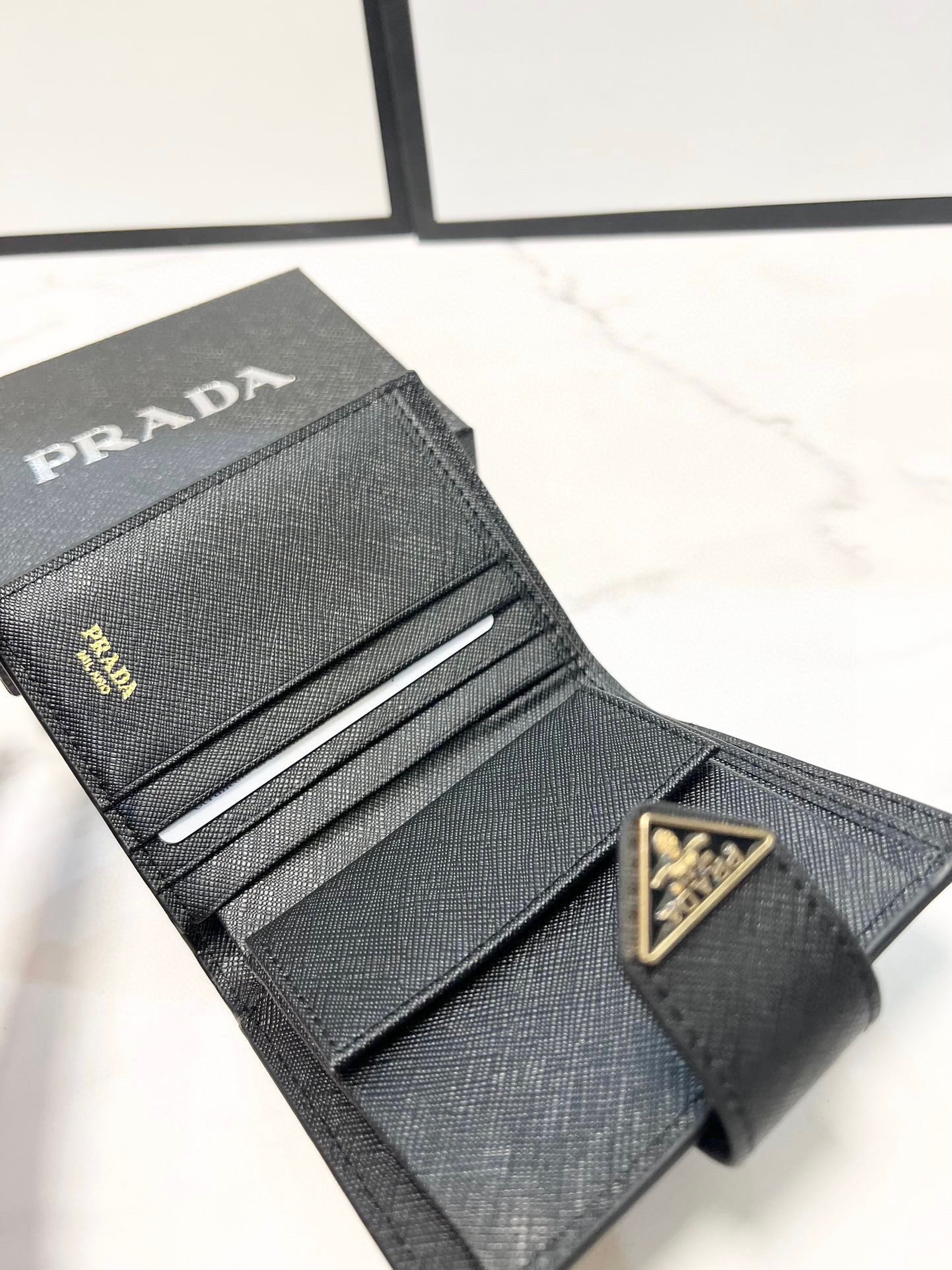 P95🎀🎀颜色 黑 玫红 蓝 粉🎀尺寸 11x10🎀实拍普拉达👏时尚钱包，优质十字纹牛皮👍🏻高档五金配件，内阁丰富，超级实用❗️现货高品质[得意]