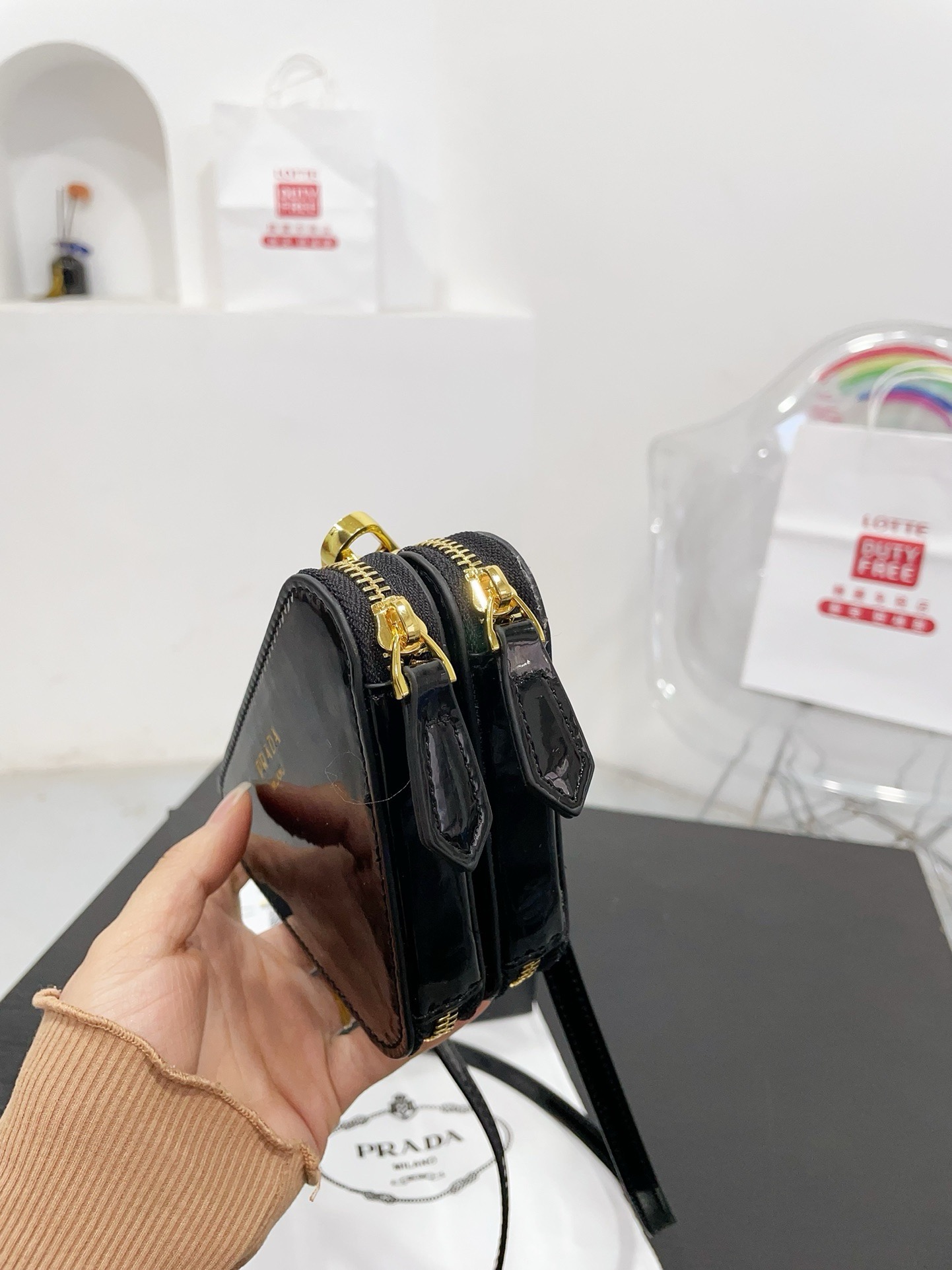 📷💰115配盒子 Prada 三角包❤️ 普拉达家新款 迷你小三角包/精致零钱包时尚凹凸造型单品 拿来当配饰也是极好的时髦小配件可爱的不要不要的 尺寸 16.10cm