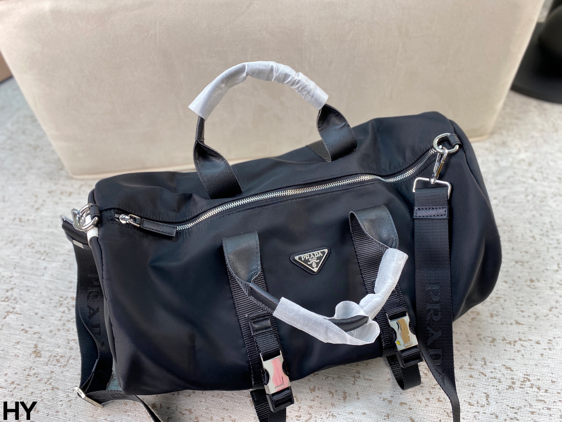 p170 无盒🎁 Prada✖️阿迪联名旅行袋 男女同款 p家经典尼龙质地配上经典三道杠 运动元素拉满 便携自重轻 去健身或者旅行都非常适用！尺寸：底50*宽24*高24