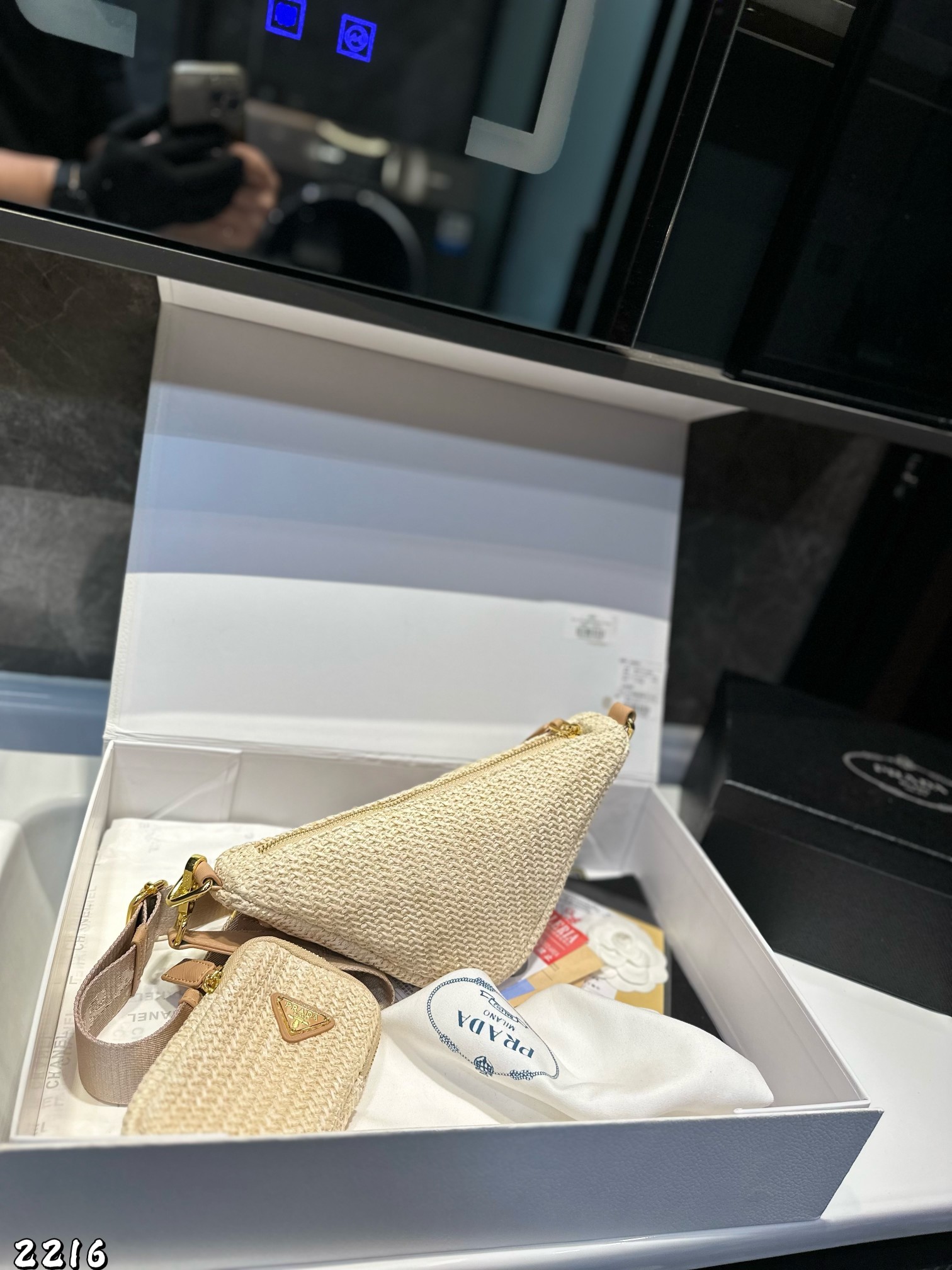 ❤️p130❤️ ✅新品推荐🔜升级版🔥Prada普拉达专柜同款编织三角包～草编包👍配小包‼️高端货！可肩背～各大明星追捧的爆款～棕榈叶和牛皮编织而成‼️采用最好的五金配件！经典logo！（size：28*14*10 小包9*13）